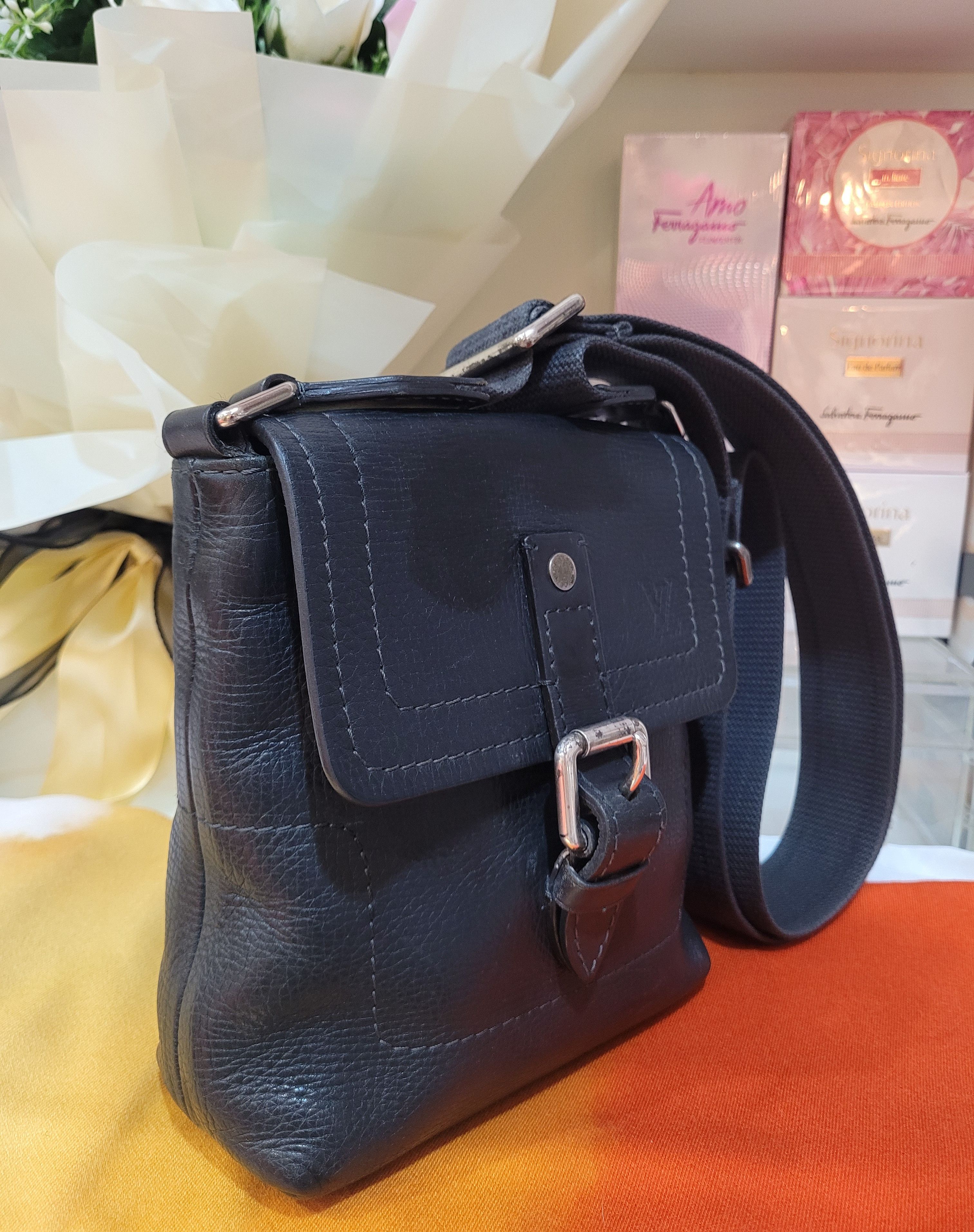 Louis Vuitton Vintage Louis Vuitton Yuma Basalt Black Utah Shoulder Bag Size ONE SIZE - 4 Thumbnail
