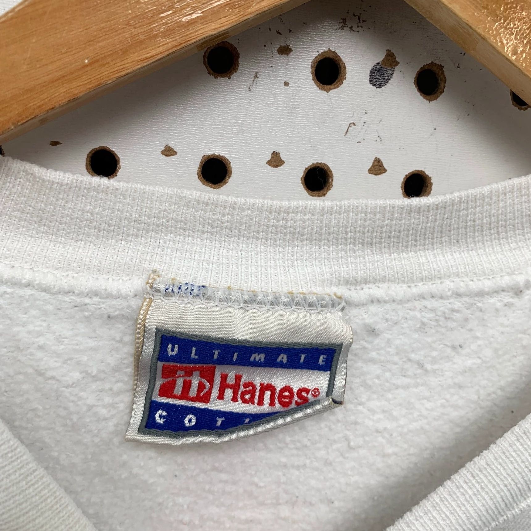 VINTAGE Hanes Sweatshirt Mens Large White Embroidered Ballys Total Fitness Y2K 90s USA Regular Crew Neck Pullover Cotton Fleece Graphic Print