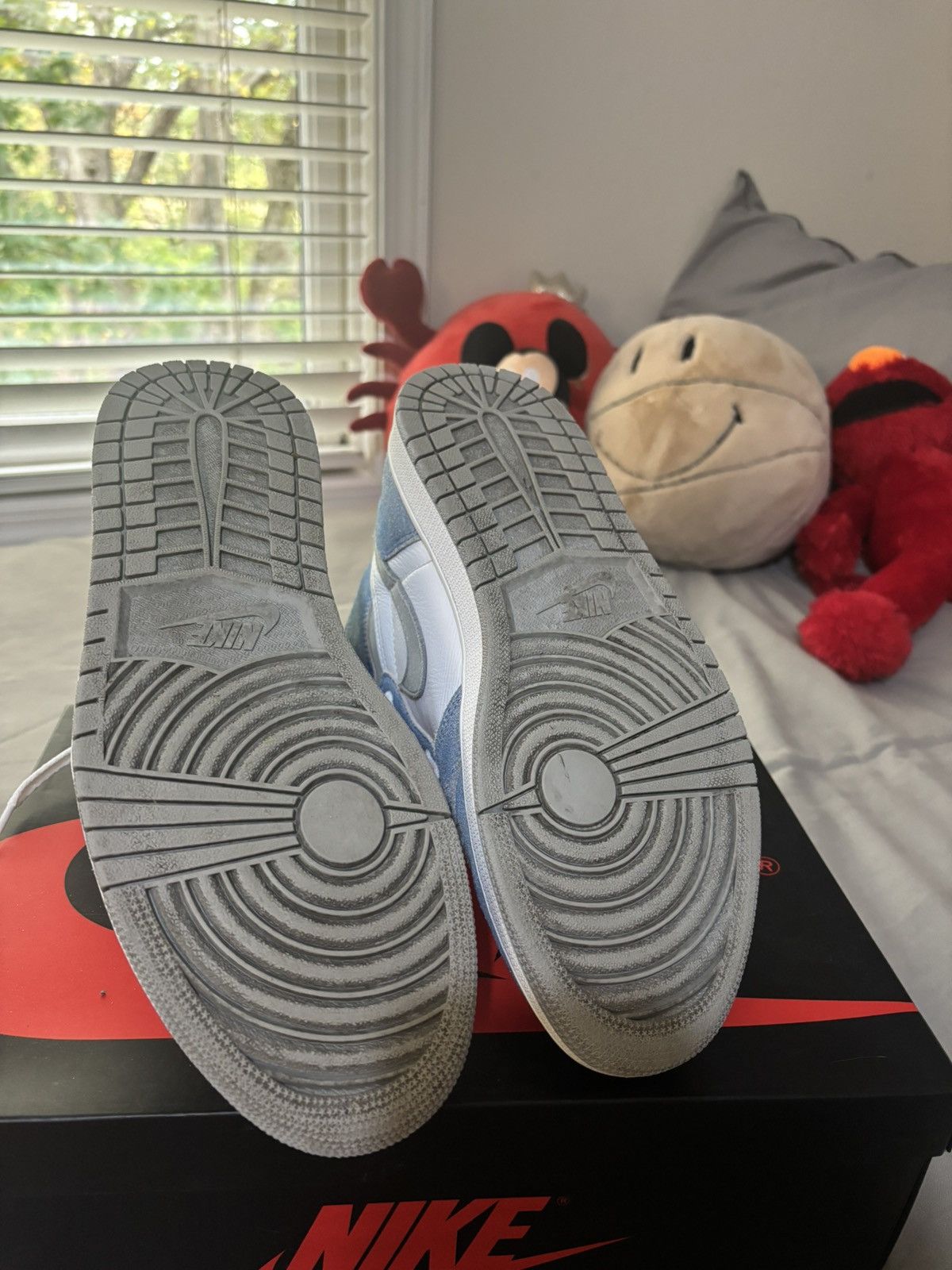 Jordan Brand Size 10.5 - Jordan 1 Retro OG High Hyper Royal Smoke Grey Size US 10.5 / EU 43-44 - 4 Thumbnail