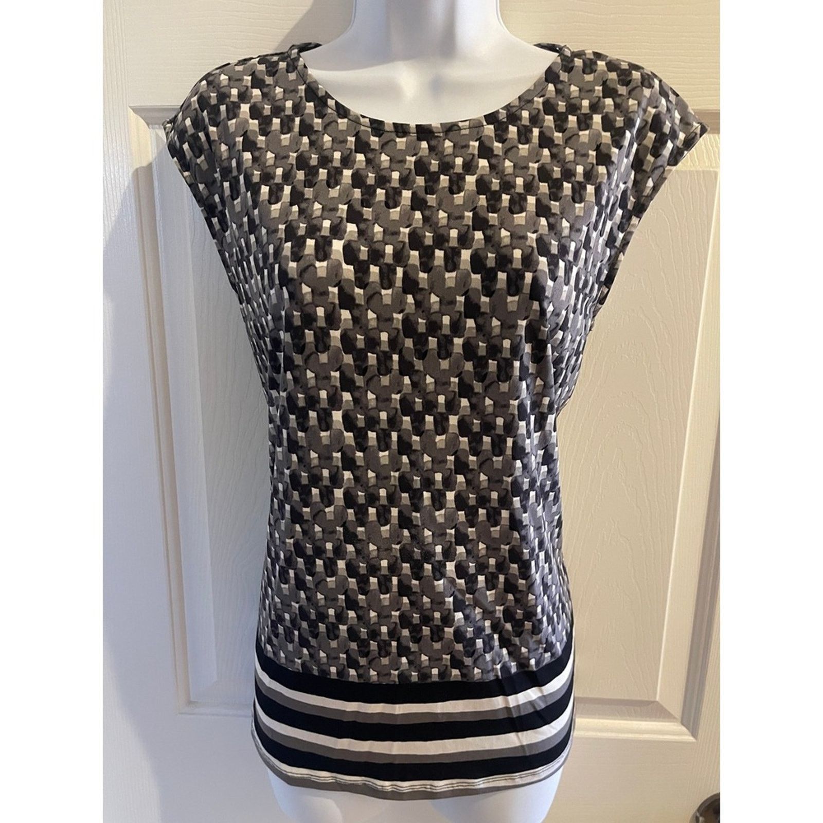 Liz Claiborne Liz Claiborne Gray Black Geometric Mosaic Striped Top Sz M Size M / US 6-8 / IT 42-44 - 2 Thumbnail