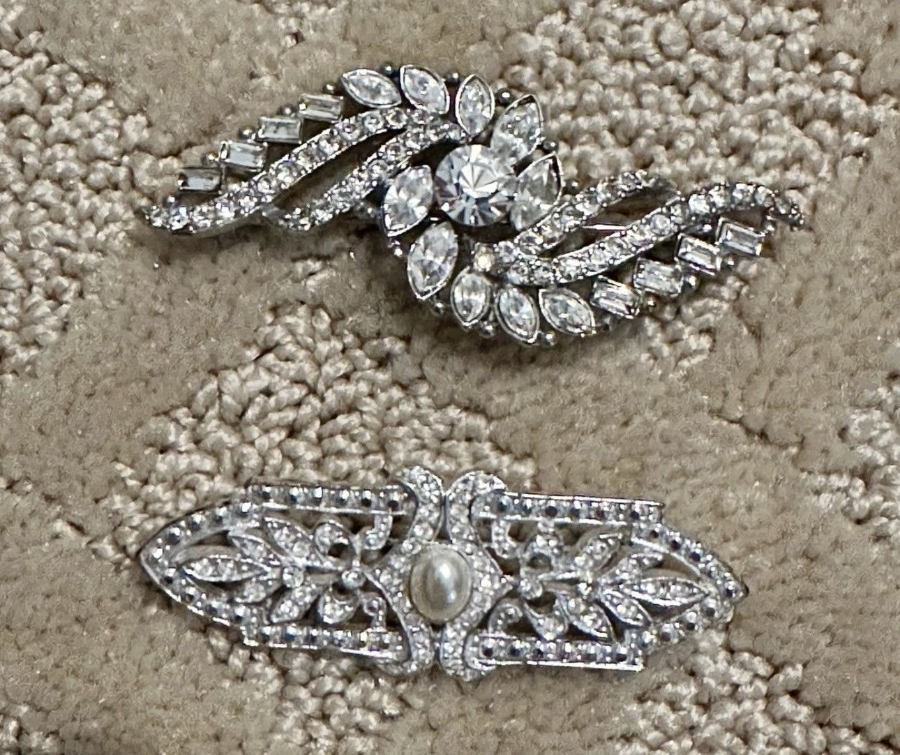 Other 2 Brooch Silver and Pearl Pins Size ONE SIZE - 1 Thumbnail