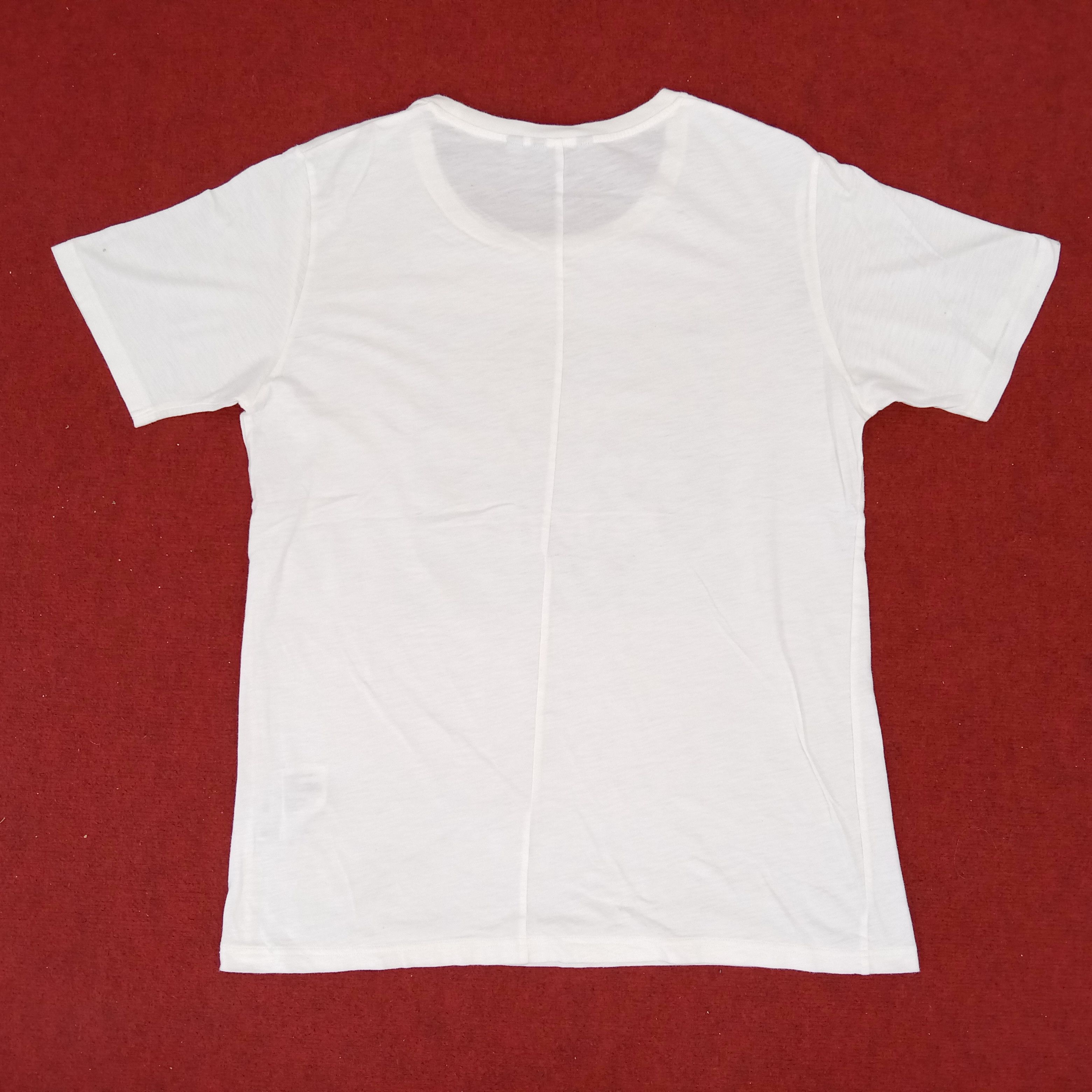 Japanese Brand Uniqlo Undercover Japanese Brand Center Design Tshirt Size US L / EU 52-54 / 3 - 3 Thumbnail