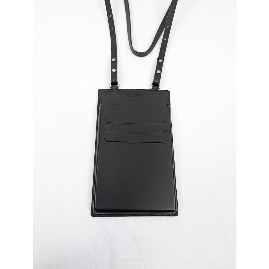 o1rshd1 Q:2 / Size: OS / Paper Calf Perforated Case in Nero