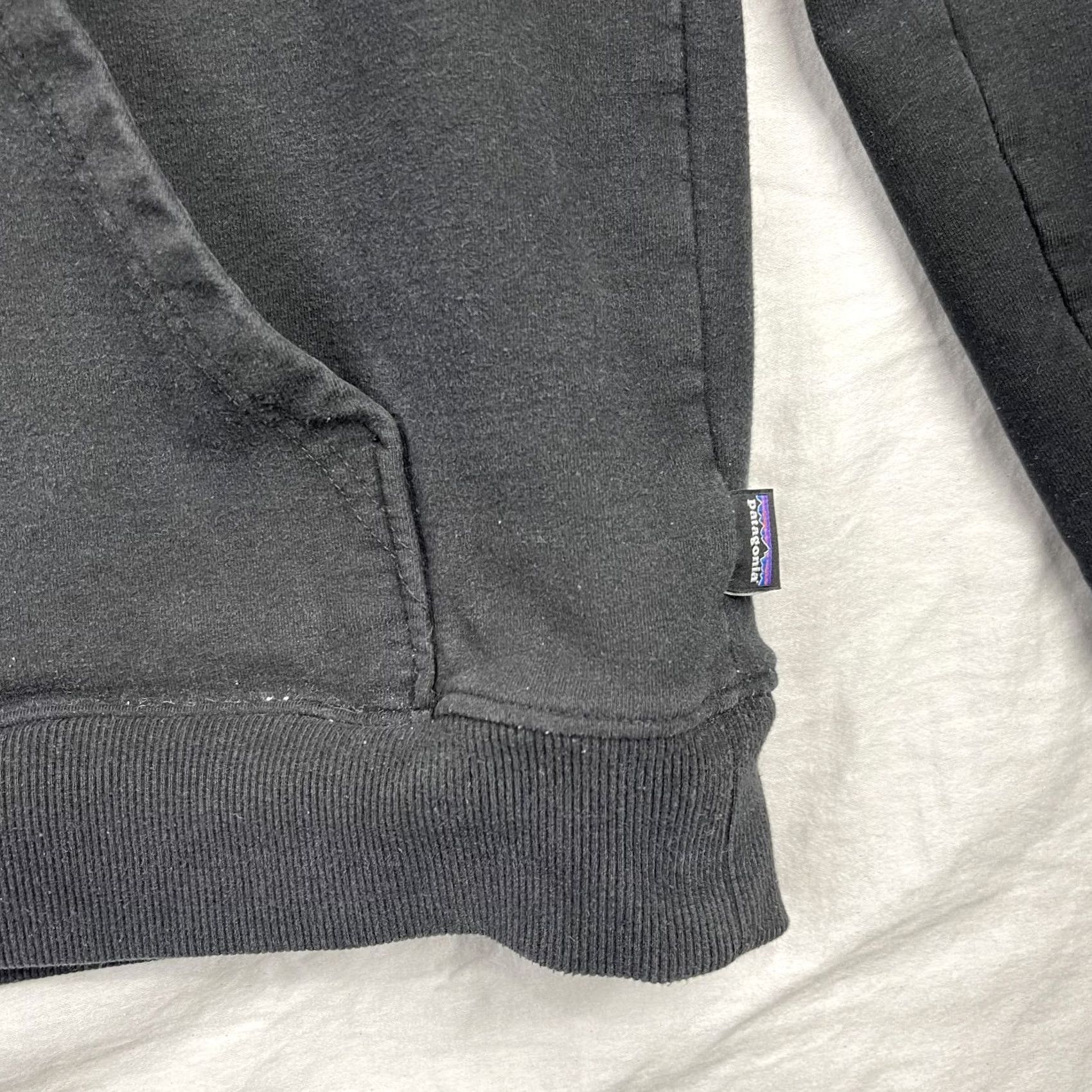 Patagonia Patagonia Hoodie Mens Large Black Uprisal Hoody P-6 Logo Pullover Sweatshirt Regular Fit Graphic Print Sweatshirt Pullover Hooded Fleece Size US L / EU 52-54 / 3 - 3 Thumbnail