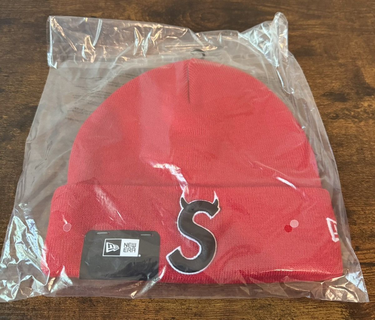 New Era × Supreme Supreme New Era Devil S Logo Beanie Red (SS26) Size ONE SIZE - 1 Thumbnail