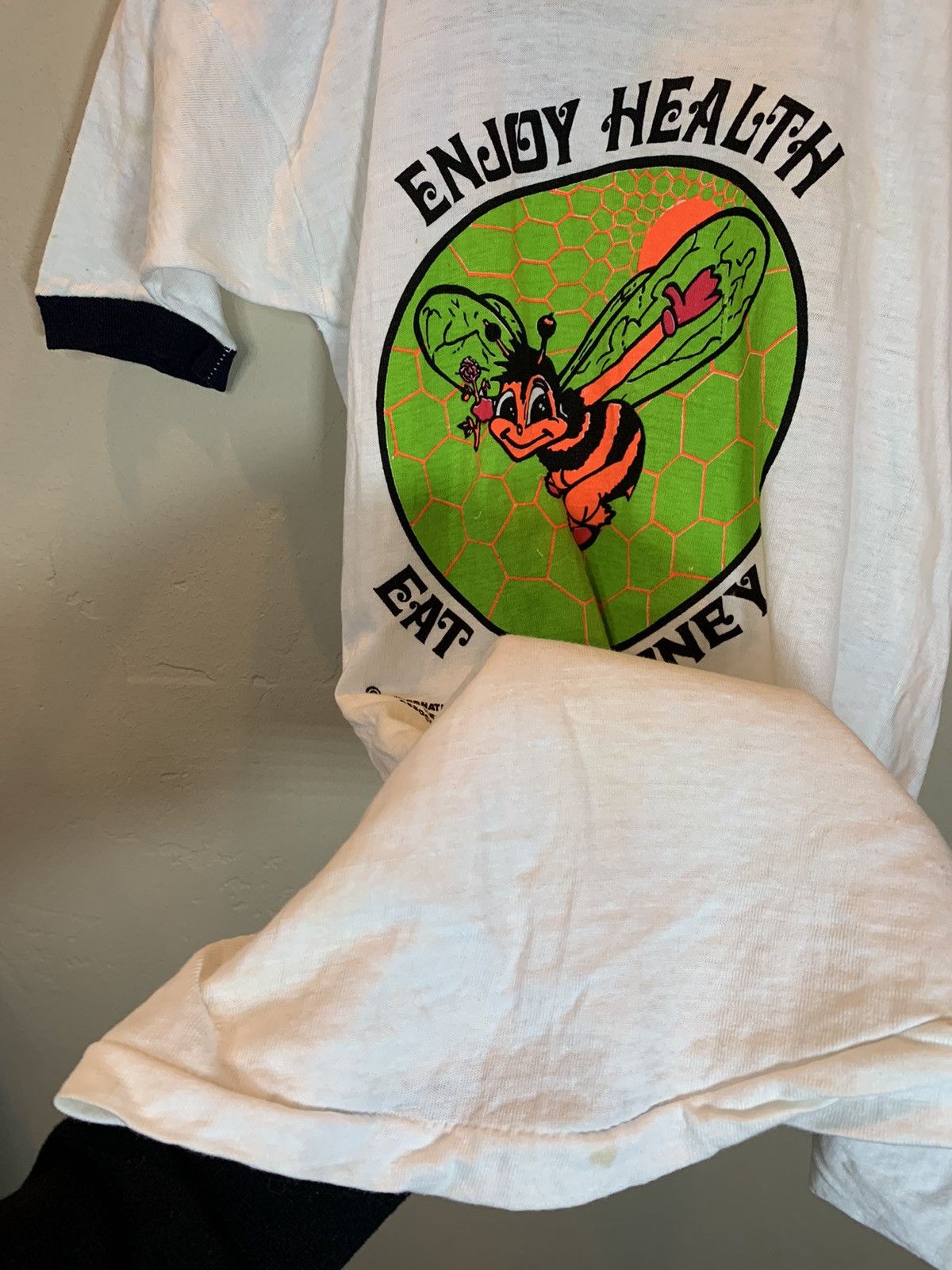 Vintage *RARE* Vintage 70’s Enjoy Health Eat Your Honey Art T-Shirt Size US S / EU 44-46 / 1 - 3 Thumbnail