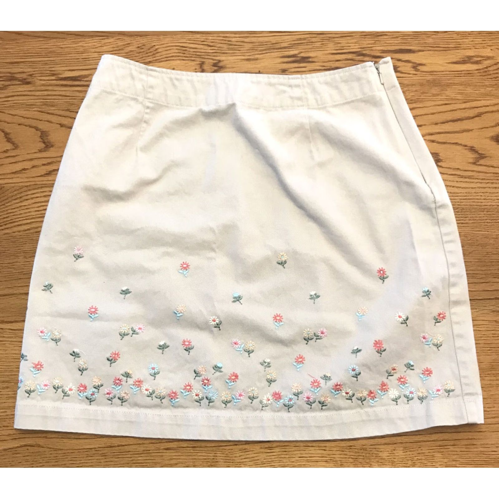 Vintage FASHION BUG Women's Skirt Mini Beige Embroidered Floral 6 Zip Casual 27" Waist 16.5" Length Beige/ tan (1437) Size 28" / US 6 / IT 42 - 4 Thumbnail