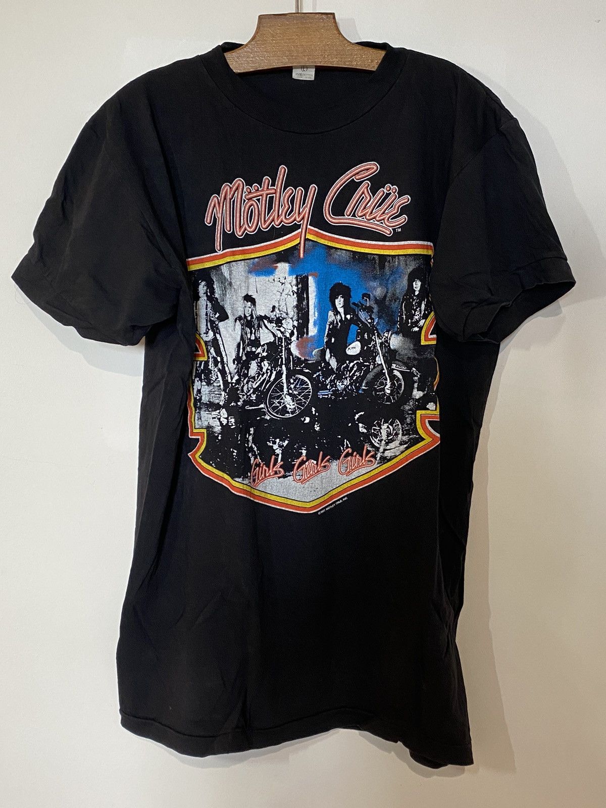 Band Tees Motley Crue 80s girls girls girls vintage shirt Size US L / EU 52-54 / 3 - 1 Thumbnail