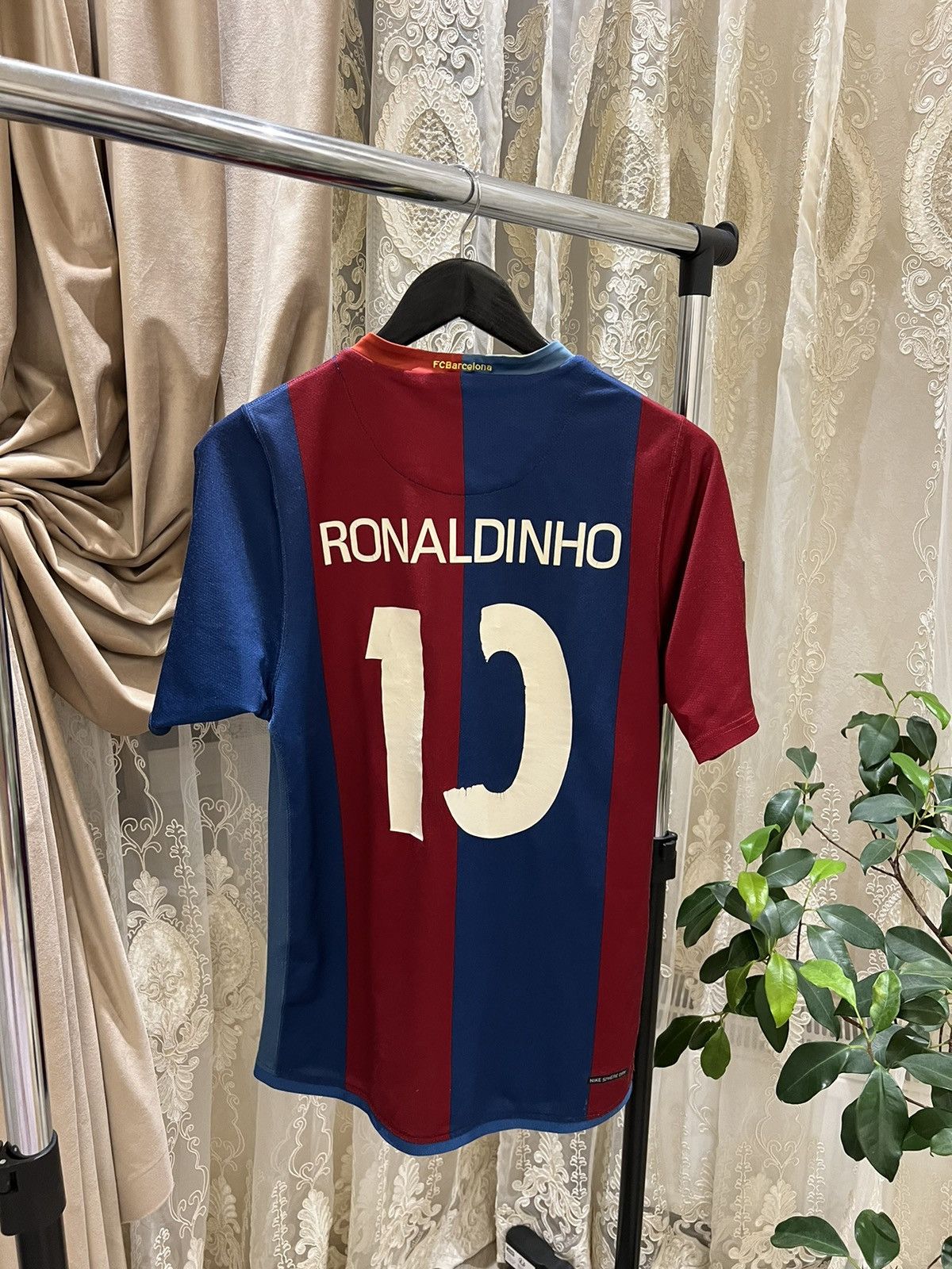 Nike 🔵🔴Nike Barcelona 2006/2007 Home Kit Ronaldinho #10 Jersey Size US M / EU 48-50 / 2 - 1 Thumbnail