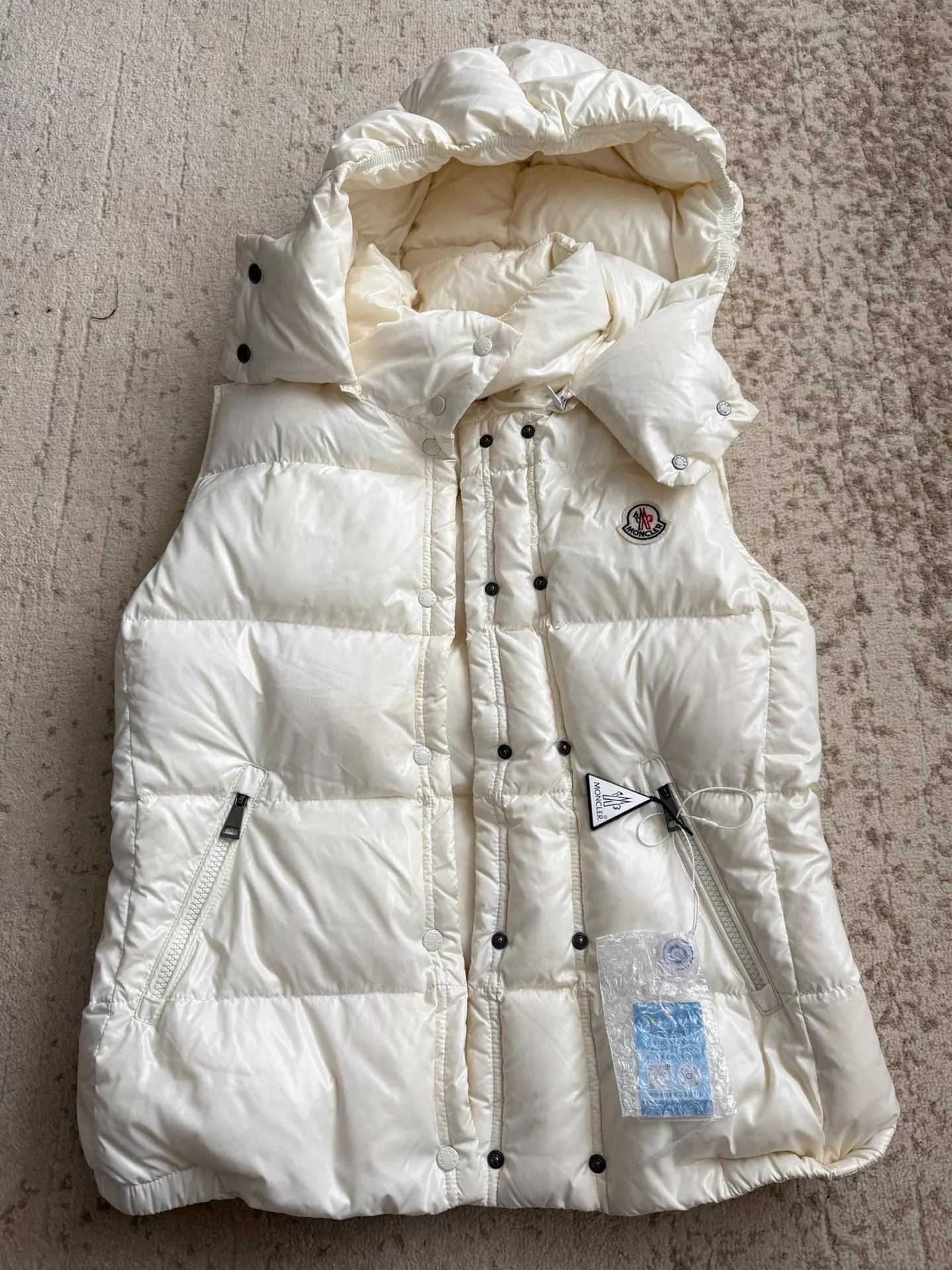 Moncler Moncler White Puffer Vest Size 2 Like New Size XS / US 0-2 / IT 36-38 - 1 Thumbnail