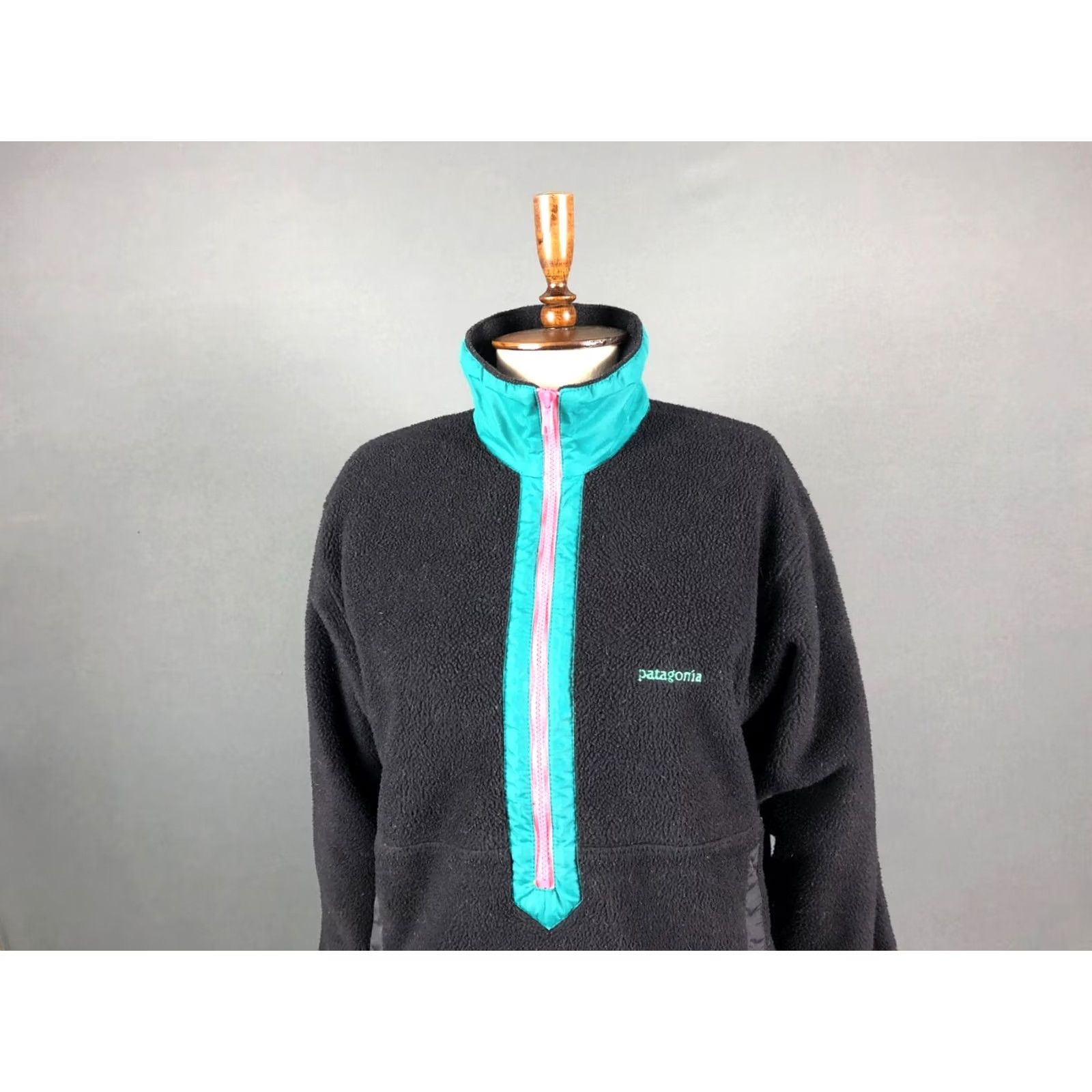 Patagonia Patagonia Jacket Women 1/2 Zip Black Size 8 Polyester Embroidered Logo Zip Pockets Casual Basic Jacket by Patagonia Size M / US 6-8 / IT 42-44 - 4 Thumbnail