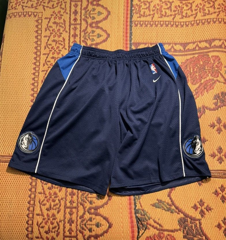 NBA Vintage Nike Dallas Mavericks NBA Shorts Size US 30 / EU 46 - 1 Thumbnail