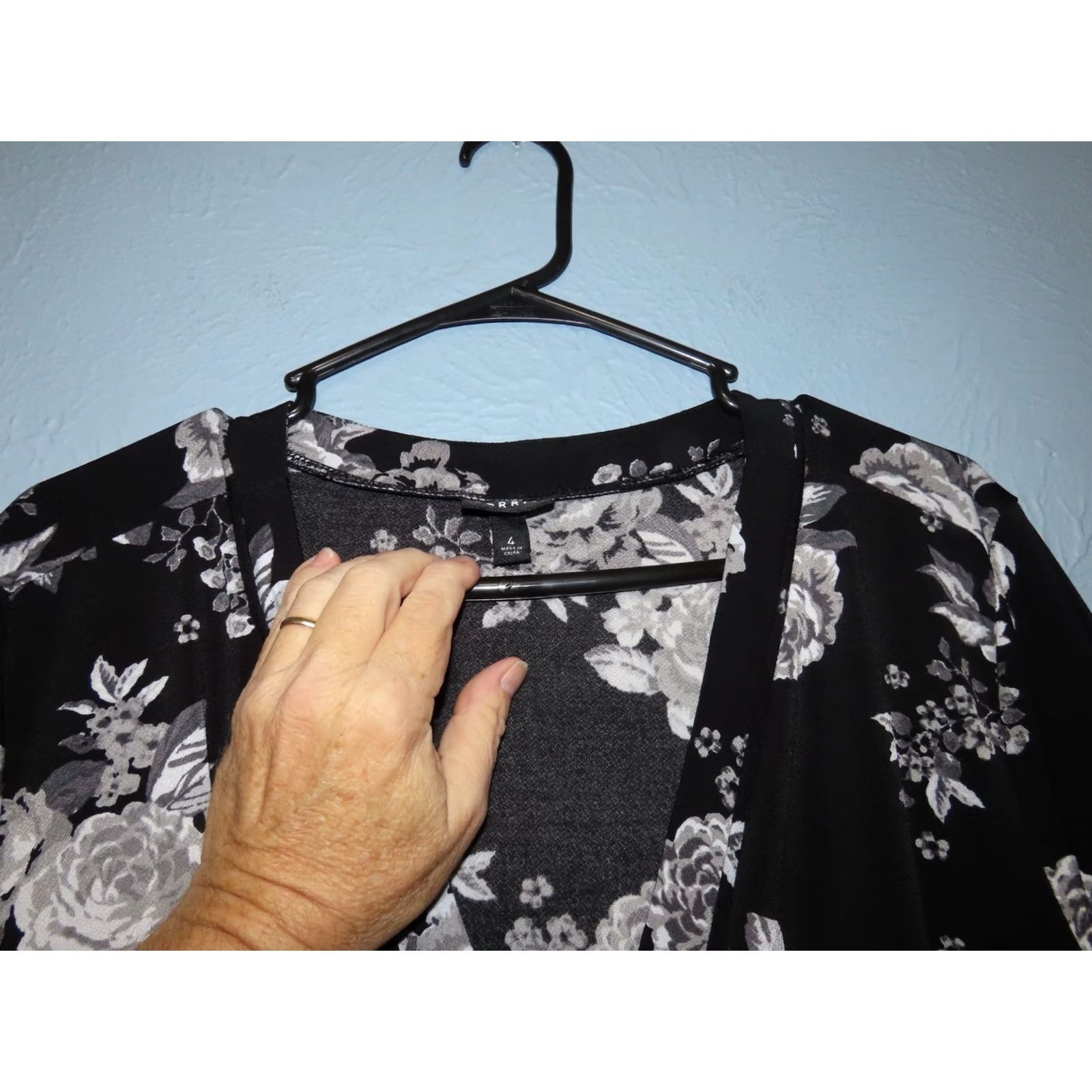 Torrid Torrid Blouse Knit Crepe Wrap Peplum Top Black Floral 4XL Womens Short Sleeve V-Neck Pullover Plus Size Size XXL / US 16-18 / IT 52-54 - 6 Thumbnail