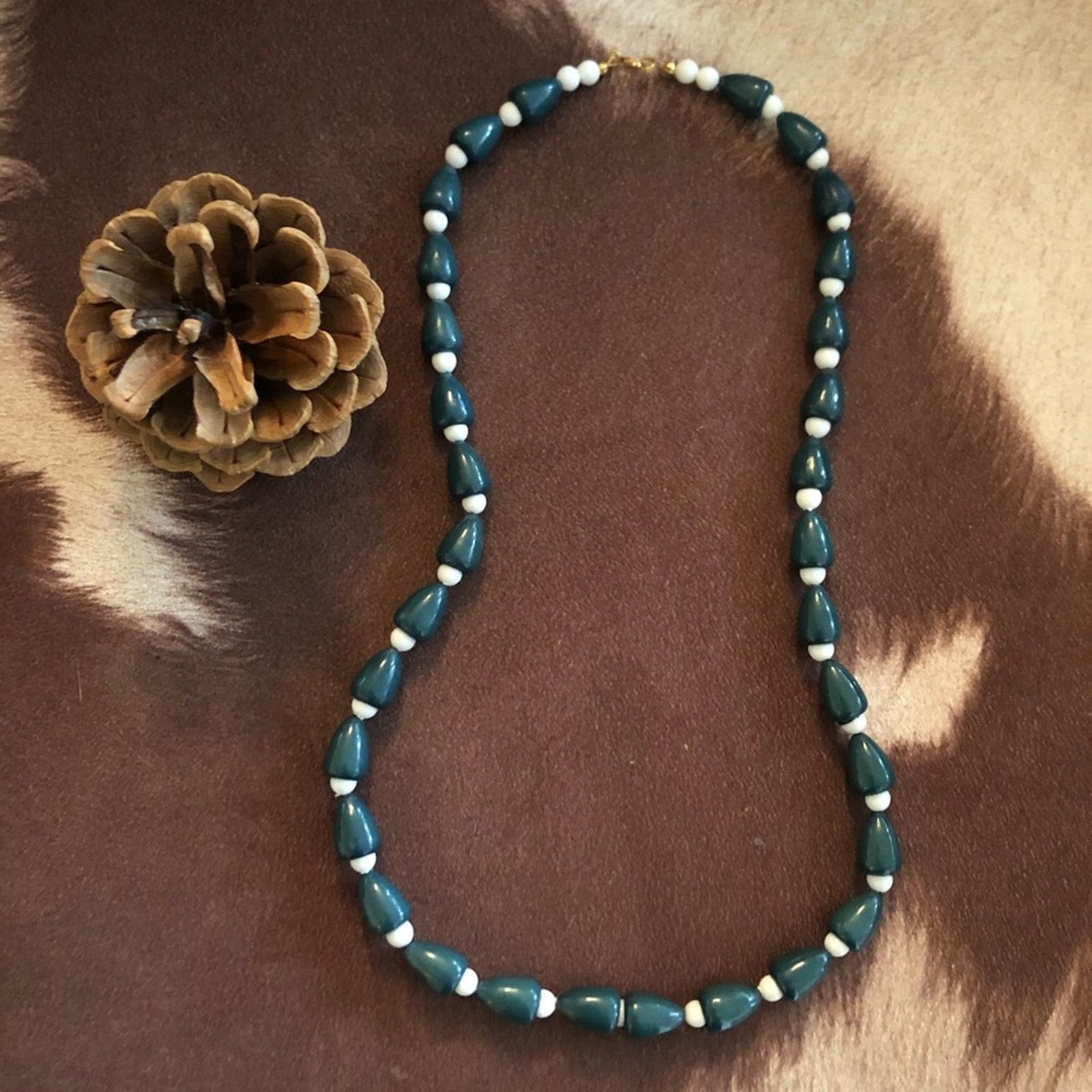 Vintage Vintage 70s green and white plastic bead necklace Size ONE SIZE - 3 Thumbnail