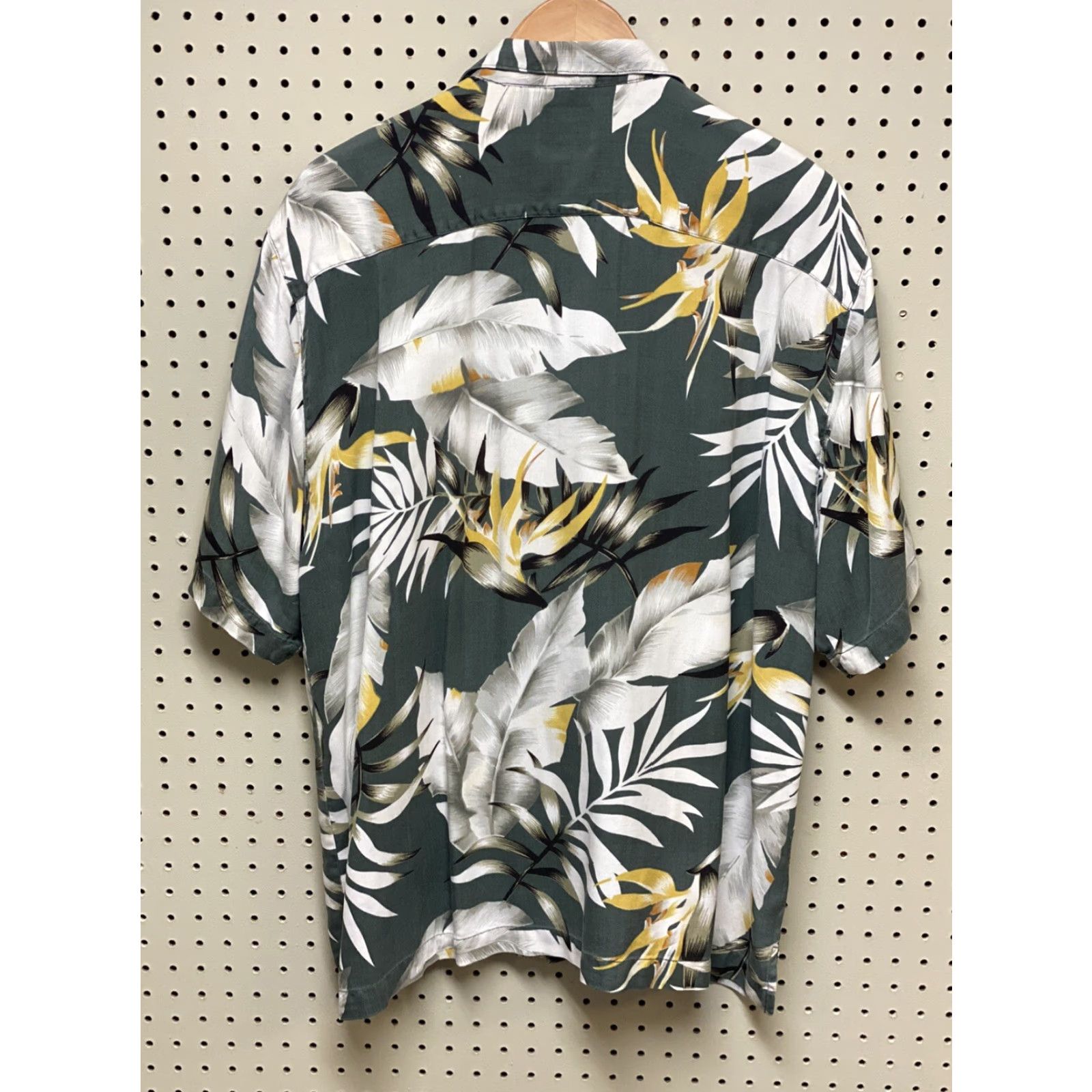 Tommy Bahama Tommy Bahama Shirt Mens L Aloha 100% Silk Floral Birds of Paradise Gray Short Sleeve Button-Up Beach Hawaiian Tropical Size US L / EU 52-54 / 3 - 3 Thumbnail