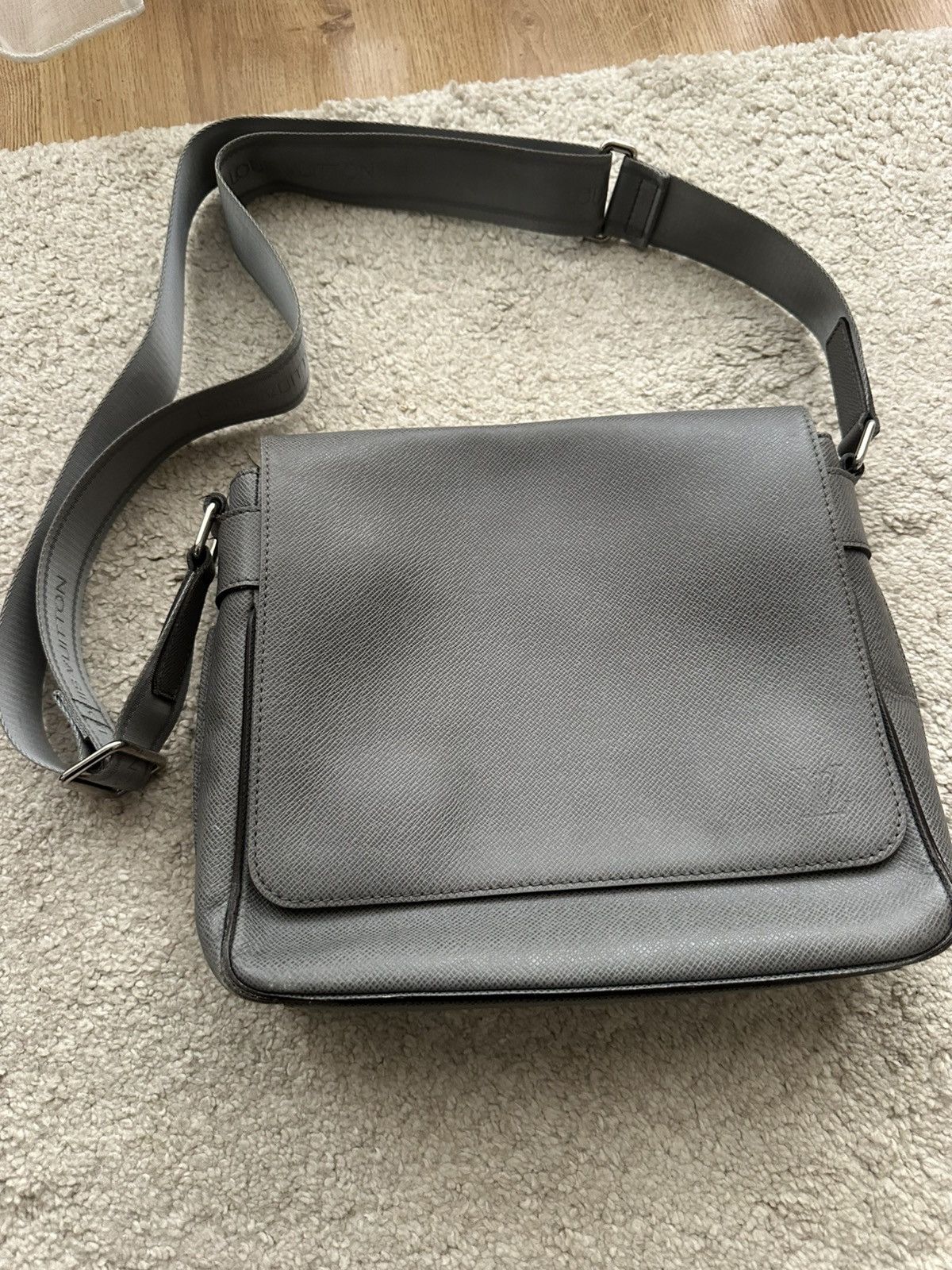 Louis Vuitton Louis Vuitton - Sac Roman PM - Cuir Taïga Gris Ardoise Size ONE SIZE - 1 Thumbnail