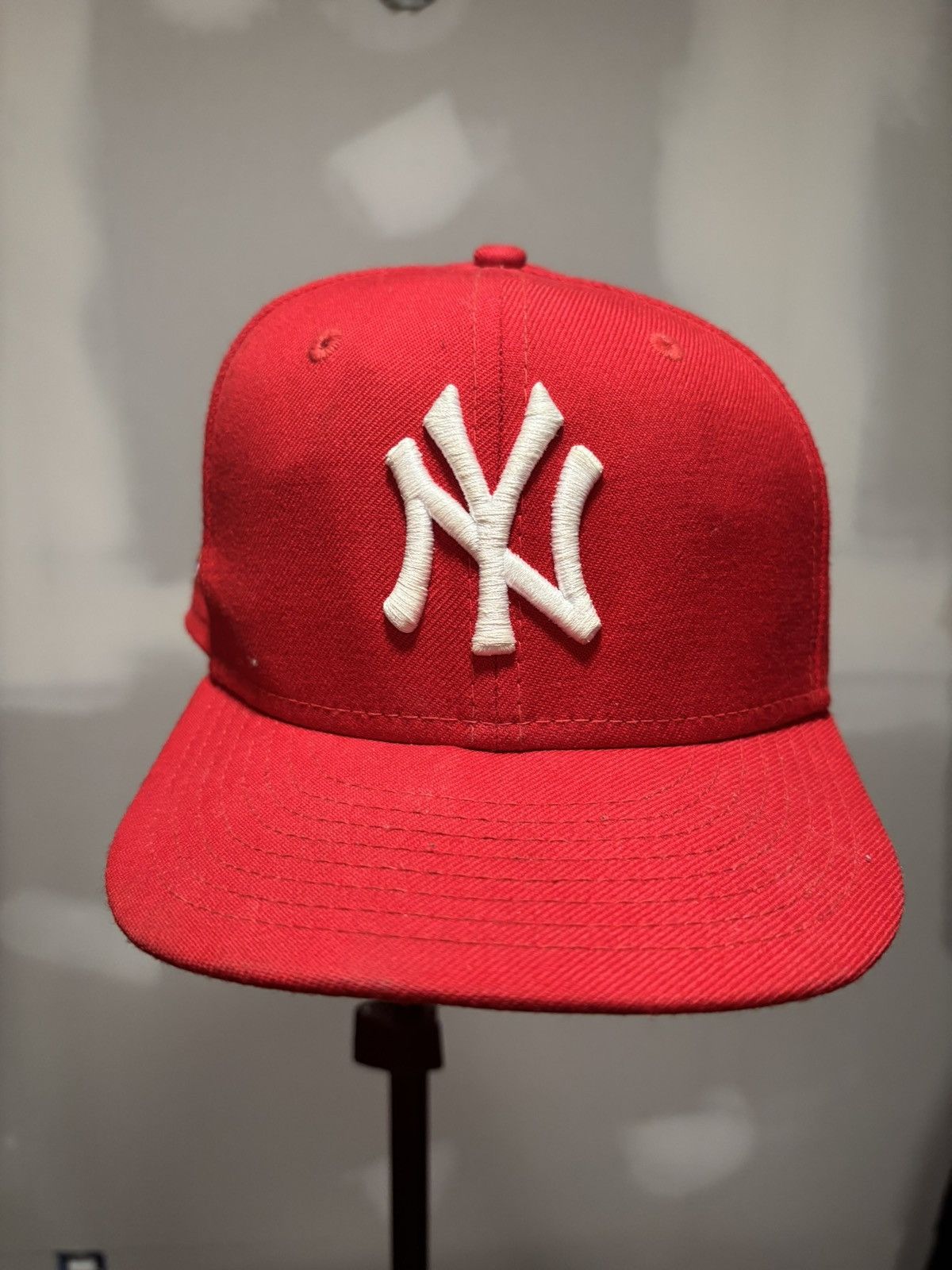 New Era × Vintage New York Yankees 1999 World Series Patch Fitted Baseball Hat Size ONE SIZE - 2 Thumbnail