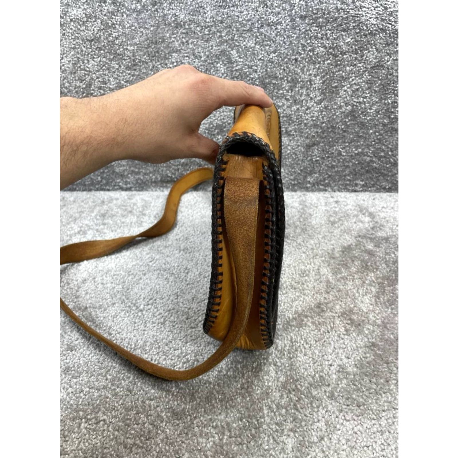 Vintage VINTAGE Leather Bag Womens Brown Crossbody Bag Turn Lock Shoulder Strap Tooled Brown 9.5 in x 8.5 in Medium Casual Outdoor Leather Size ONE SIZE - 4 Thumbnail