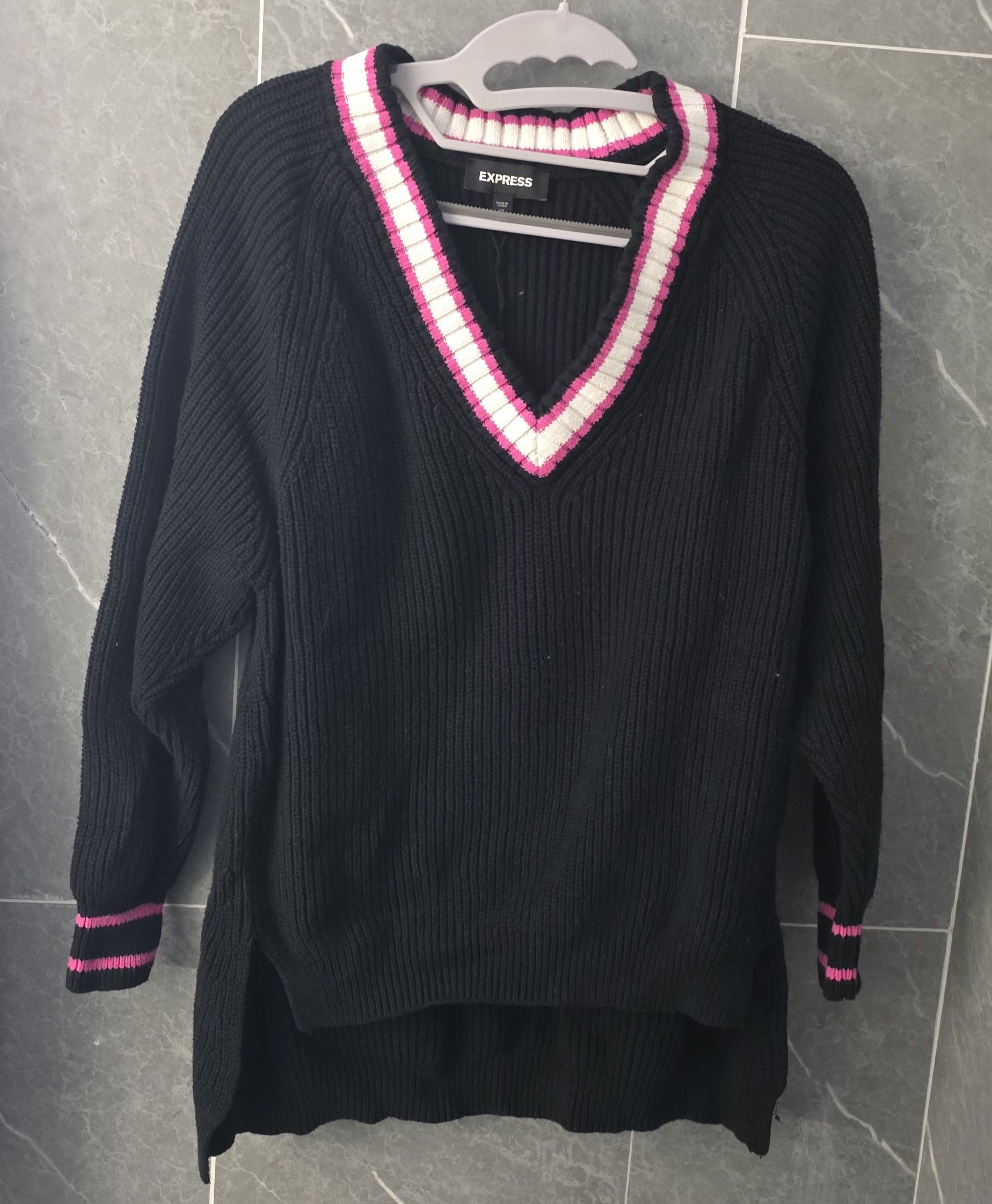 Express Express Varsity Tipped Vneck Long Sleeve Sweater Black Pink Size XS / US 0-2 / IT 36-38 - 1 Thumbnail