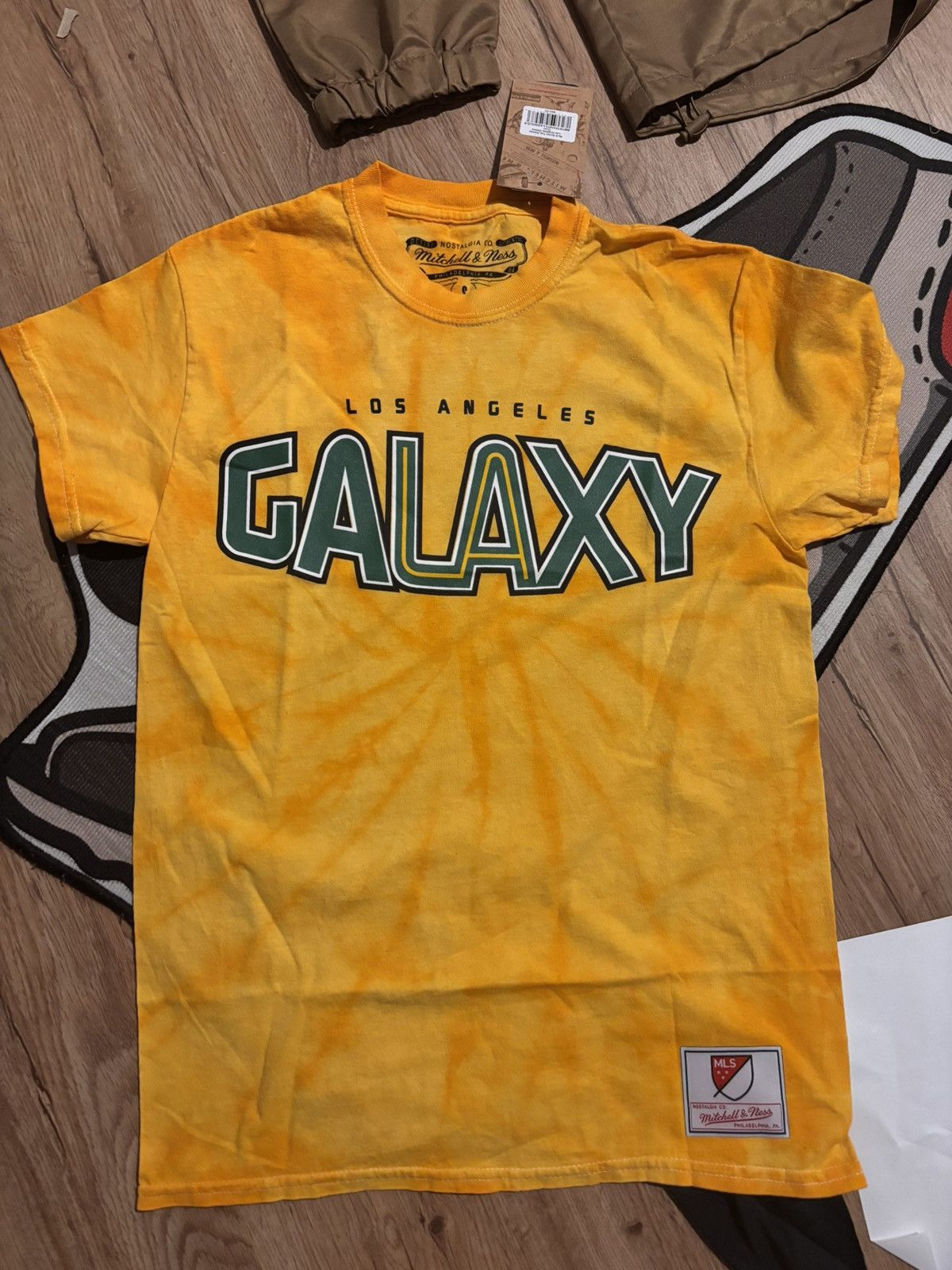 Mitchell & Ness MLS Script Tee Galaxy Los Angeles Galaxy Gold Size US S / EU 44-46 / 1 - 1 Thumbnail