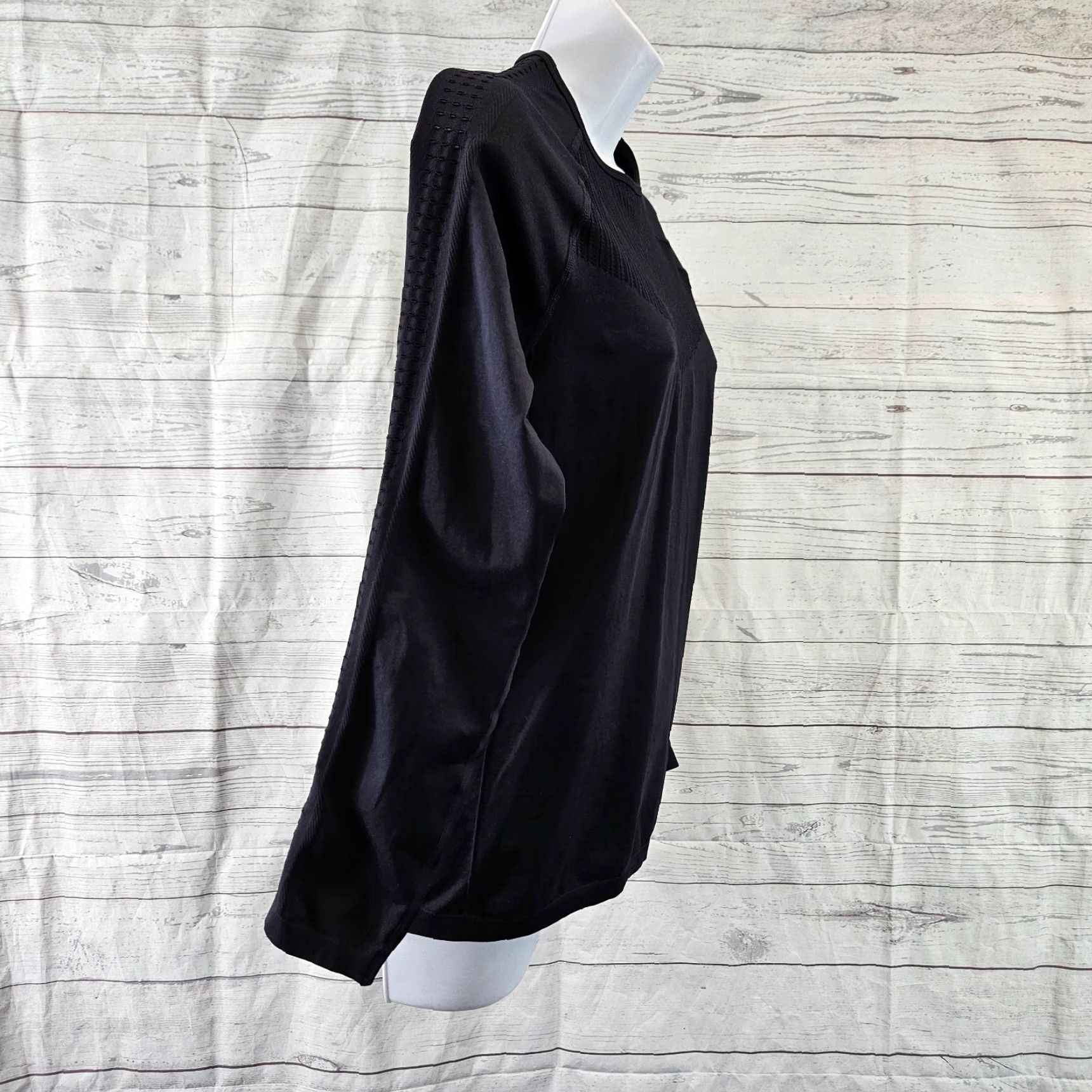 Fabletics Fabletics Womens Long Sleeve Top M Black Perforated Shirt Womens Size M / US 6-8 / IT 42-44 - 3 Thumbnail