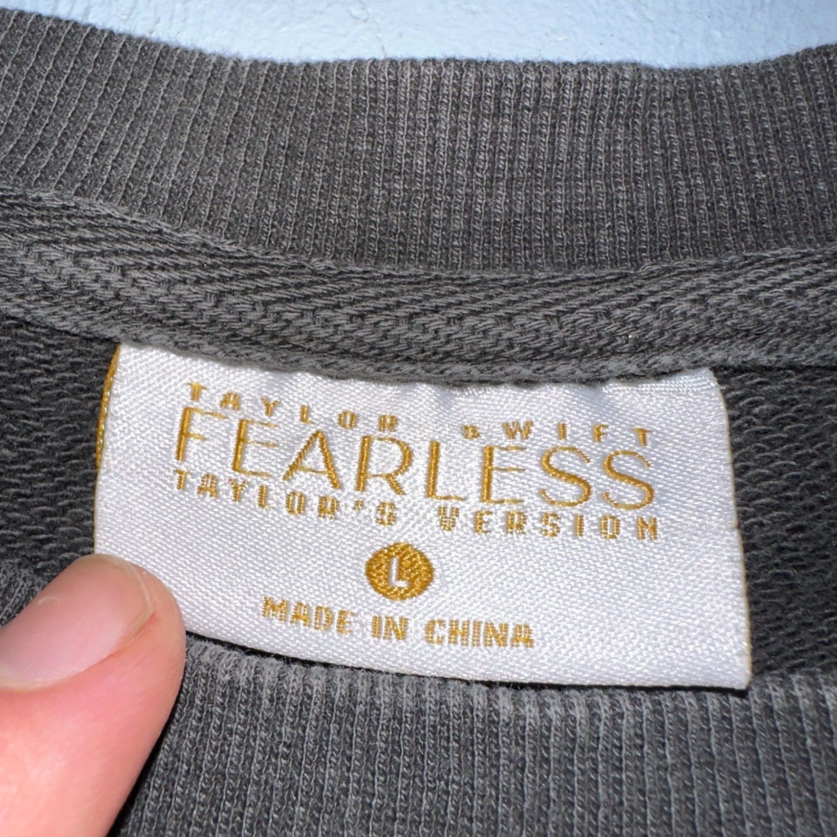 Vintage Taylor Swift Fearless Taylor's Version Sweatshirt Gray L Crew Neck Pullover 100% Cotton Women Activewear Graphic Print All Seasons 90s? Size L / US 10 / IT 46 - 3 Thumbnail