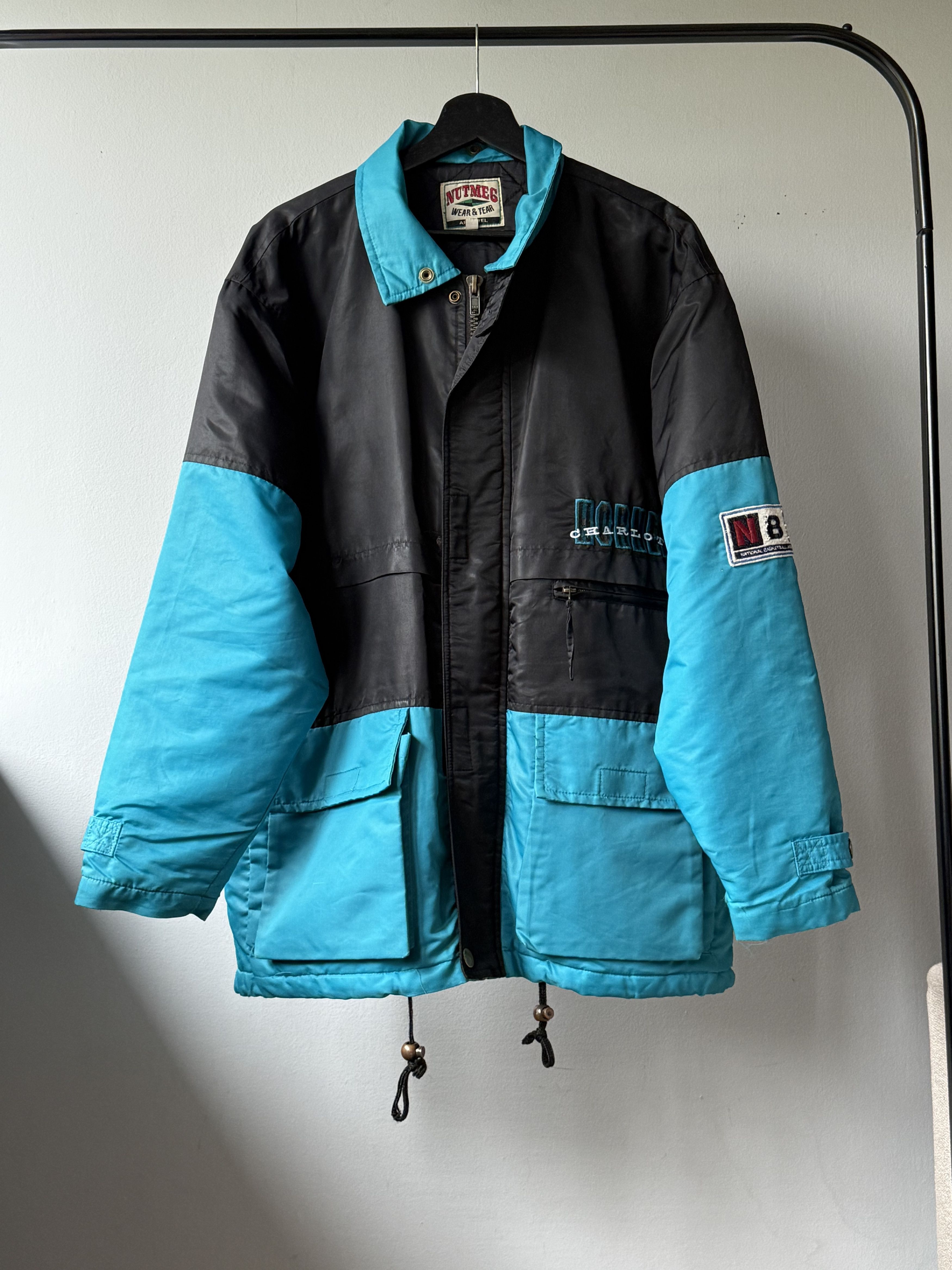 NBA × Nutmeg × Vintage Vintage Nutmeg Apparel Charlotte Hornets NBA Two Tone Jacket Size US M / EU 48-50 / 2 - 6 Thumbnail