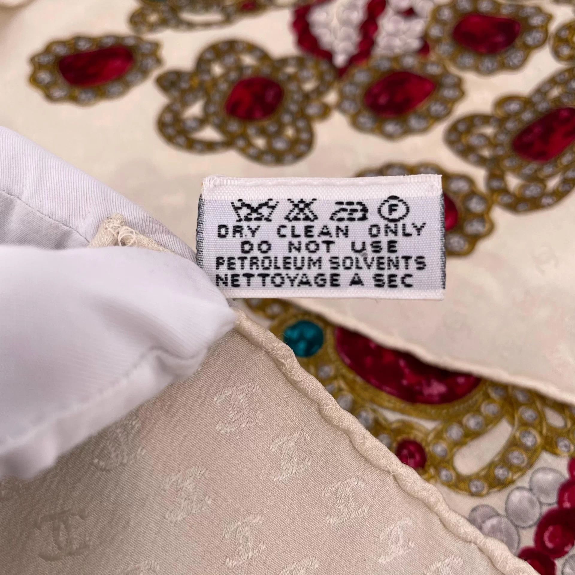 Chanel Chanel White Silk Scarf 85x85 Size ONE SIZE - 4 Thumbnail