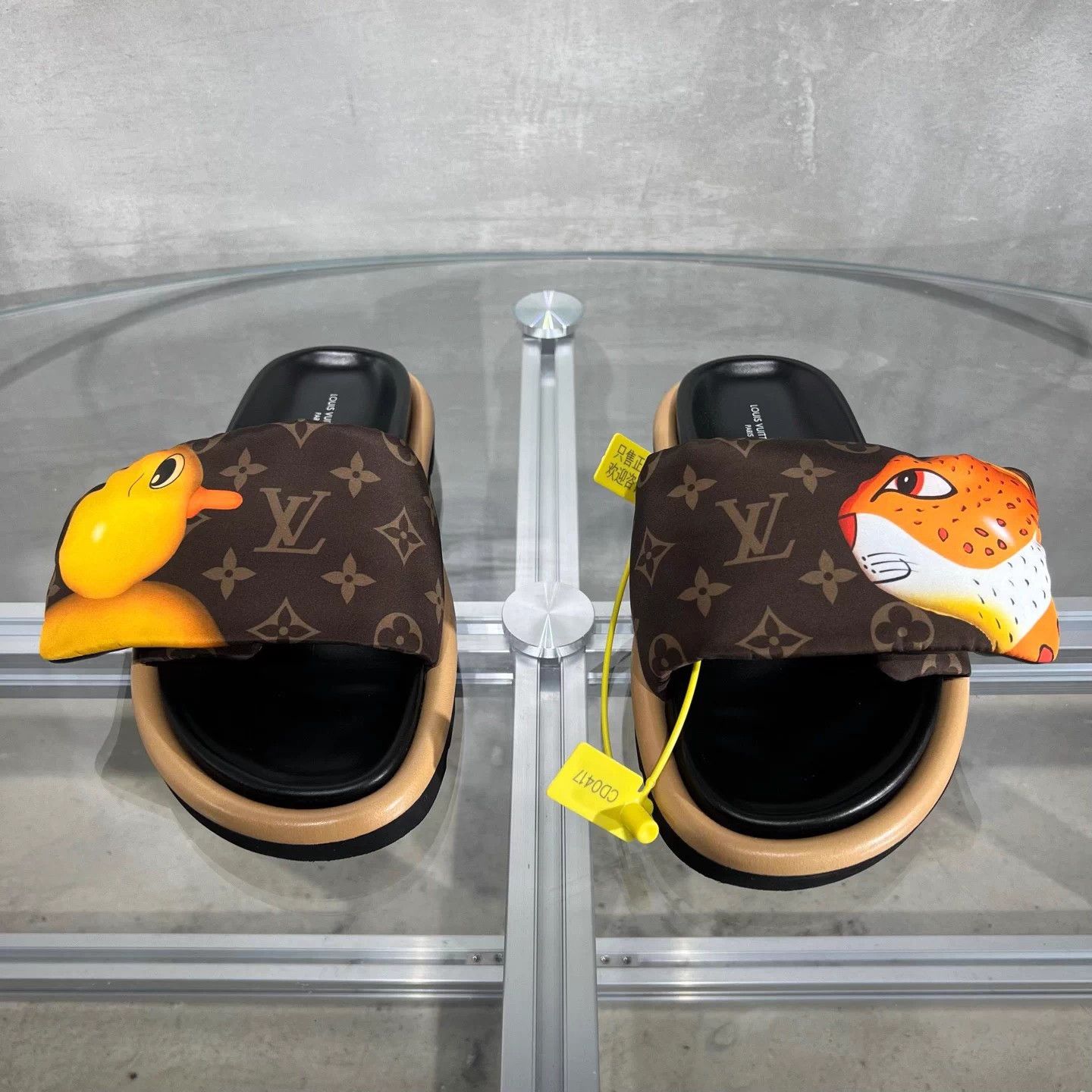 Louis Vuitton LV Pool Pillow Comfort animal print brown UK3 slipper Size US 5.5 / IT 35.5 - 1 Thumbnail