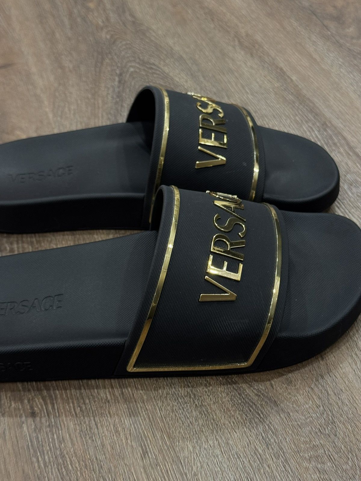 Versace VERSACE logo-embossed slides Size US 10 / EU 43 - 3 Thumbnail