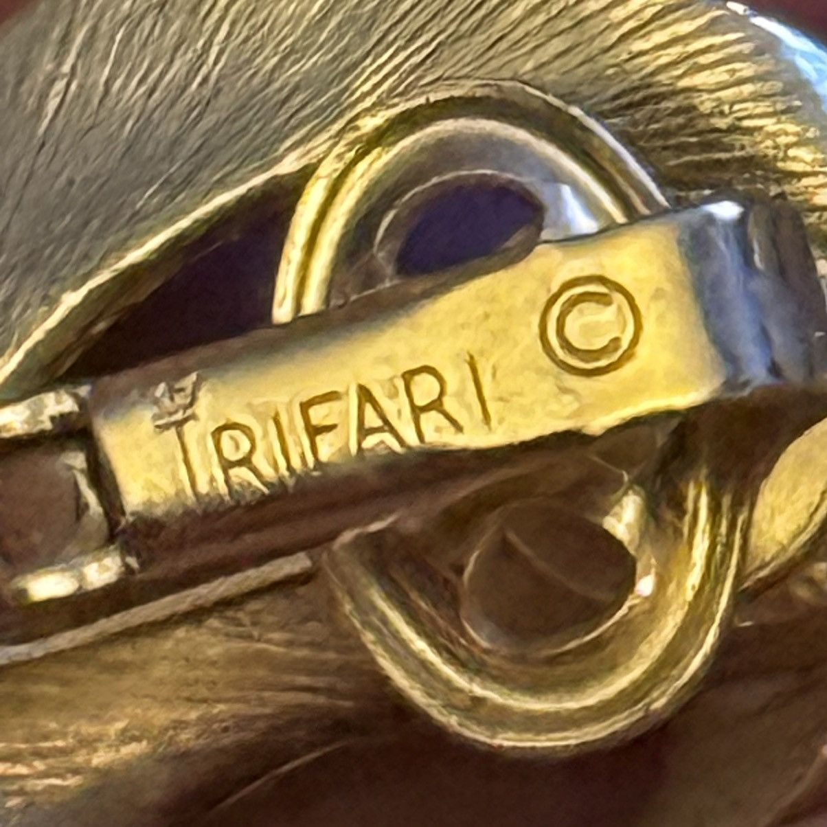 Vintage Vintage Crown Trifari gold tone swirly leaf clip on earrings Size ONE SIZE - 4 Thumbnail