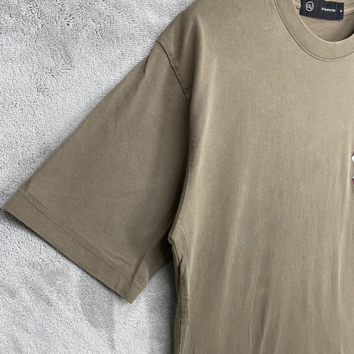 GU 💥RARE💥 UNDERCOVER ✖️ GU APPLE TEE Size US M / EU 48-50 / 2 - 3 Thumbnail