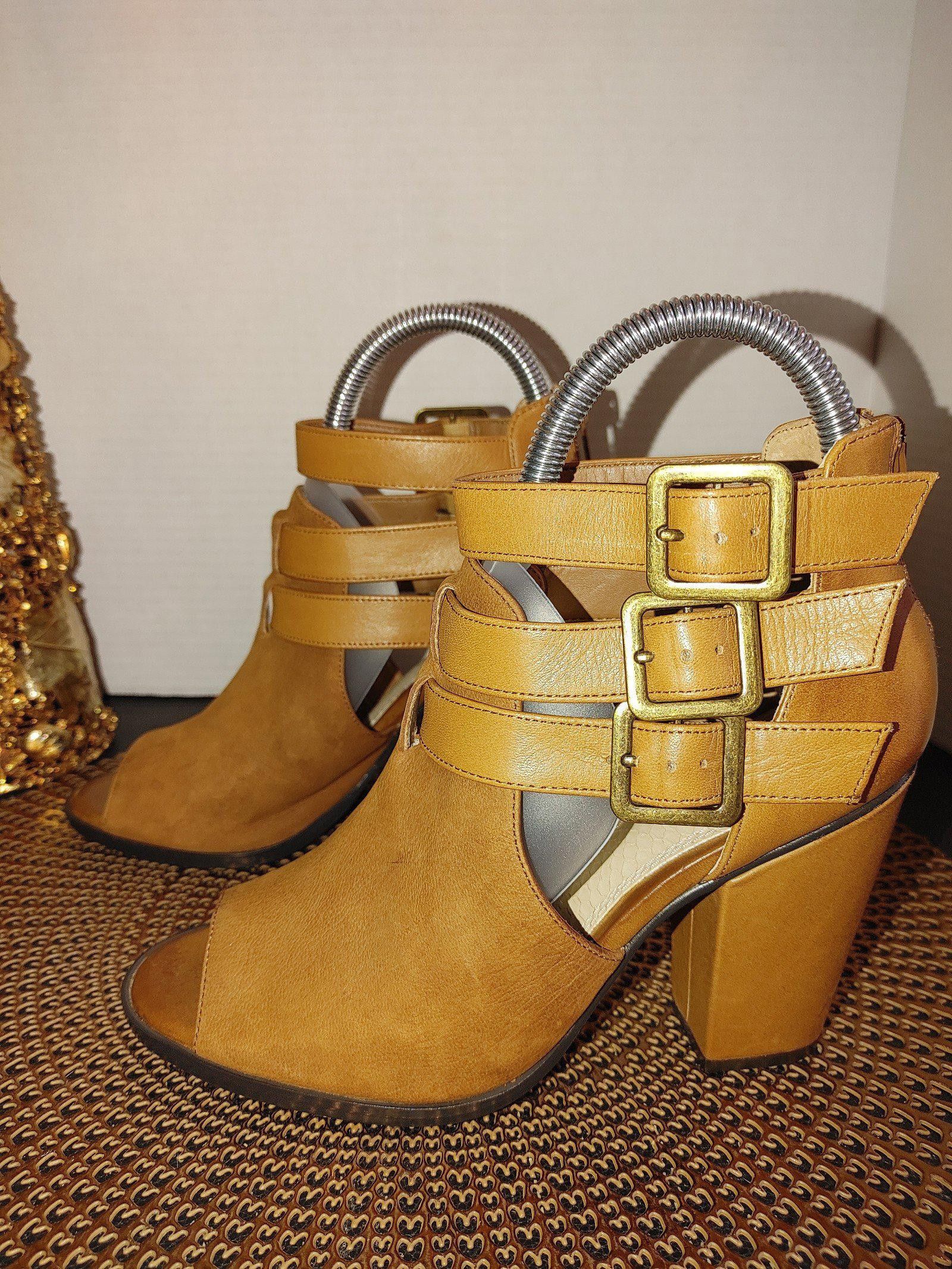Designer Gianni Bini Leather Peep Toes Size 7M Size US 7 / IT 37 - 1 Thumbnail
