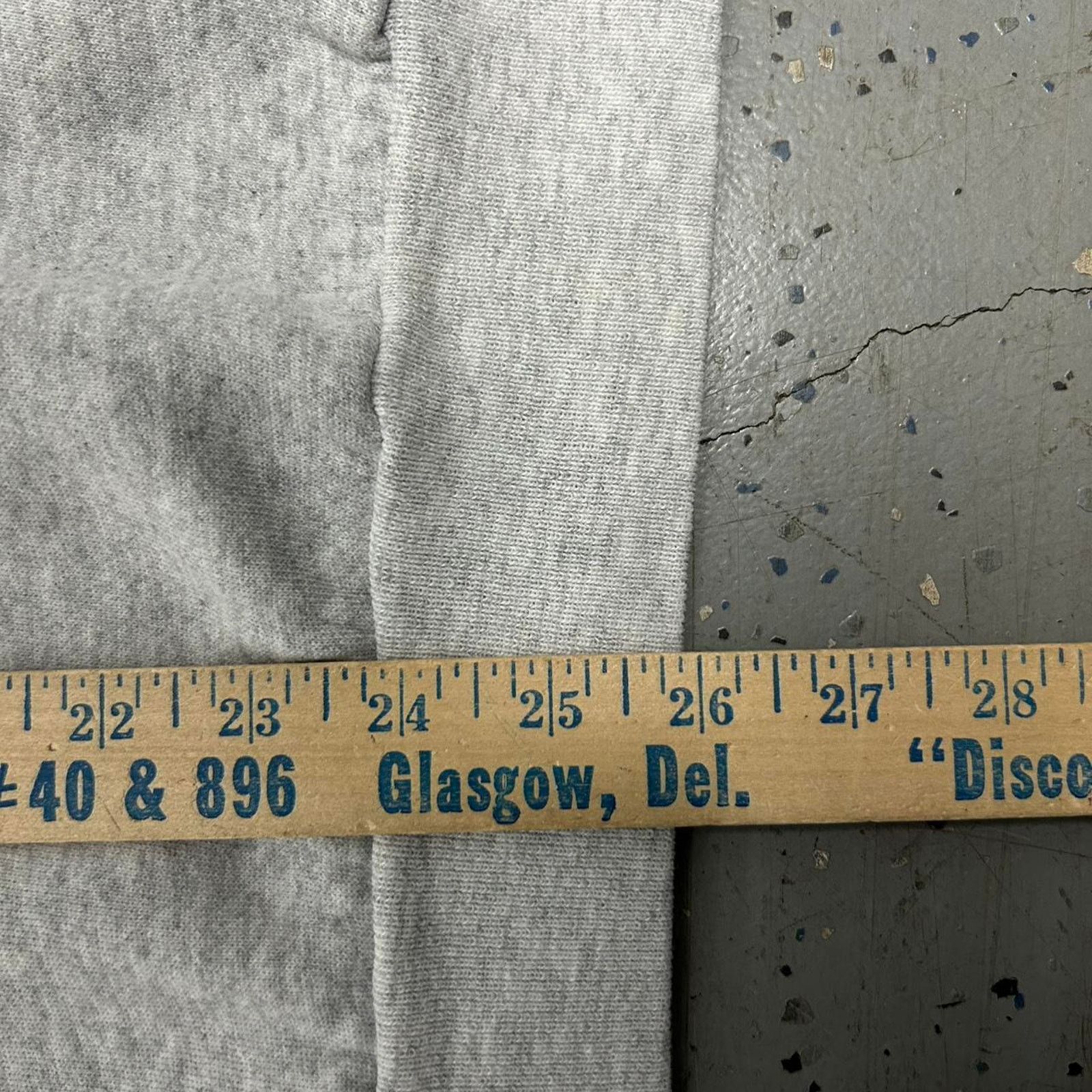 Hanes VTG 90s Connecticut crewneck sweatshirt in grey and red Size US XL / EU 56 / 4 - 7 Thumbnail