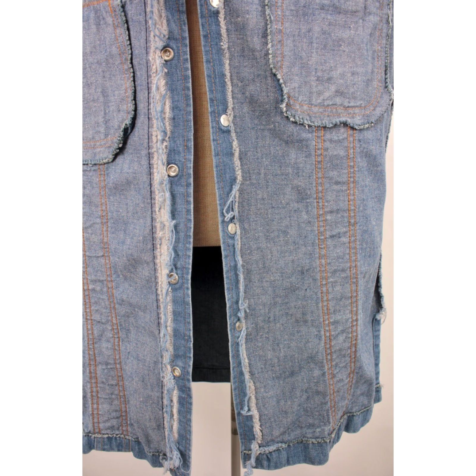 Lee VINTAGE Lee Denim Jacket Shirt Mens 70s 1970s Cotton Blue Long Sleeve Size M Regular 42 Chest 31.5 Shoulder to Hem Casual Groove? Size US 31 - 7 Thumbnail