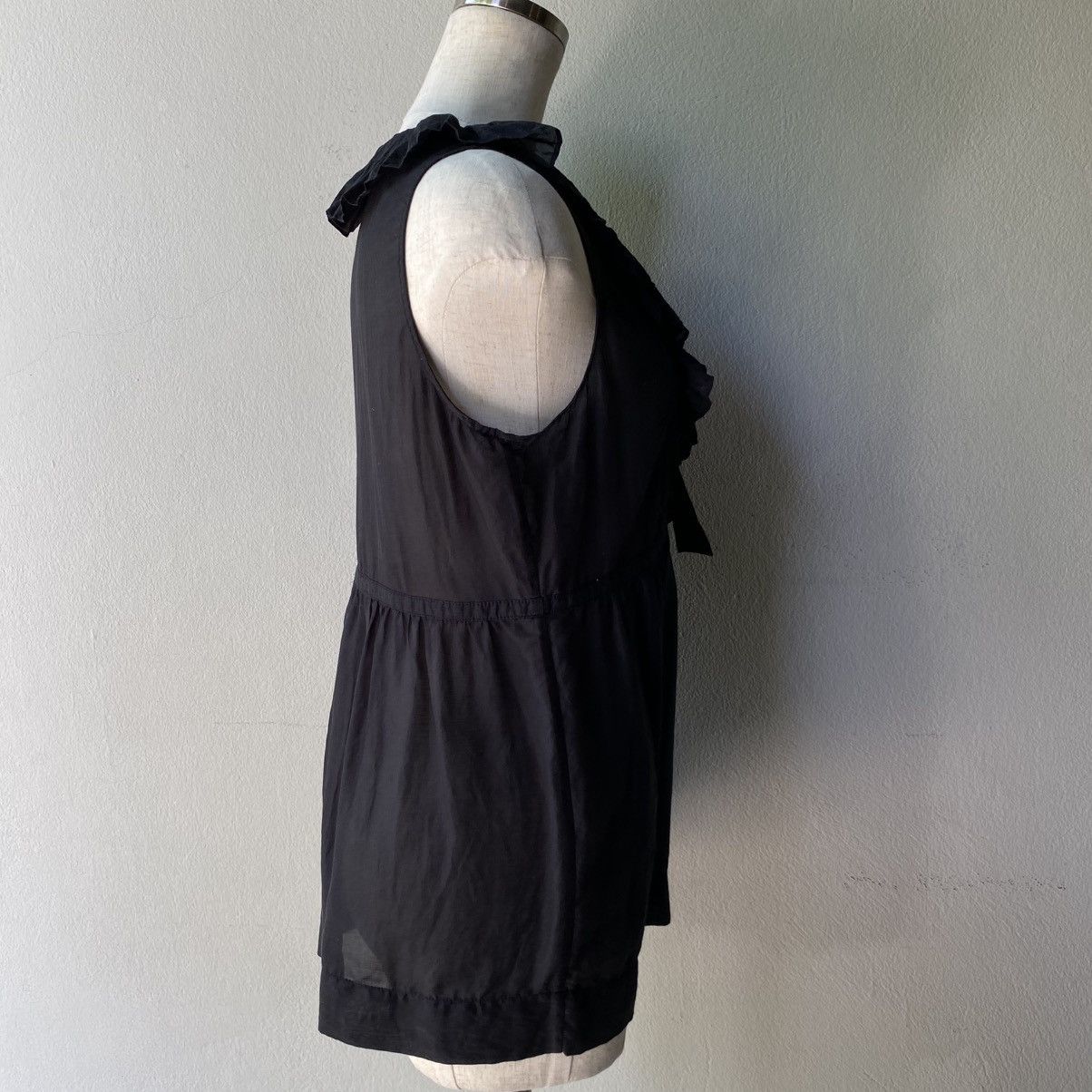 Polo Ralph Lauren Polo Black Sleeveless Ruffle V-Neck Blouse Size XS / US 0-2 / IT 36-38 - 4 Thumbnail