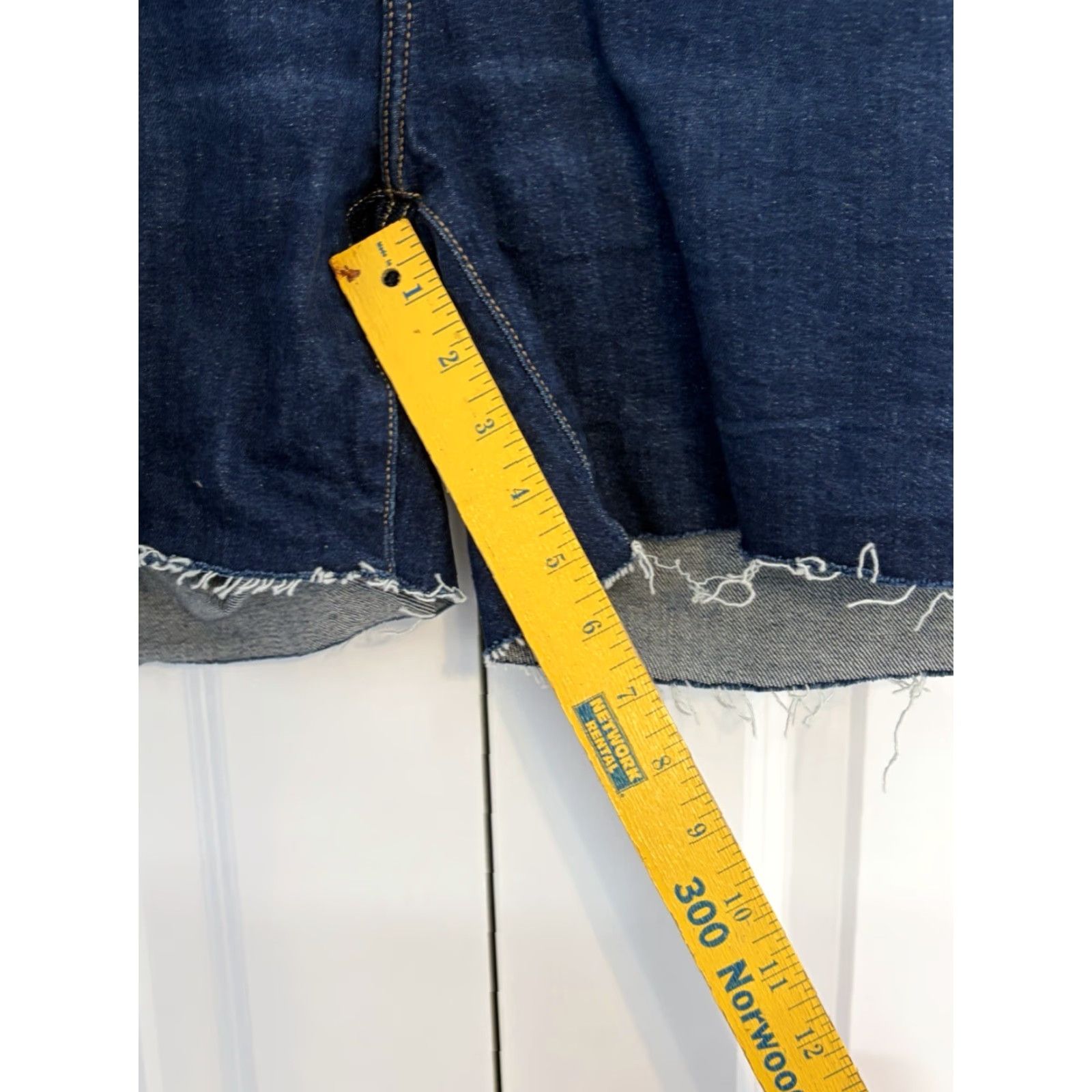 Old Navy NWT Old Navy High Rise Smoothing Pocket Button Fly Shorts 24 Womens Denim Blue 5-Pocket 90s Bohemian Cowboys Cut-Off Regular Fit Size 42" / US 20 - 2 Thumbnail