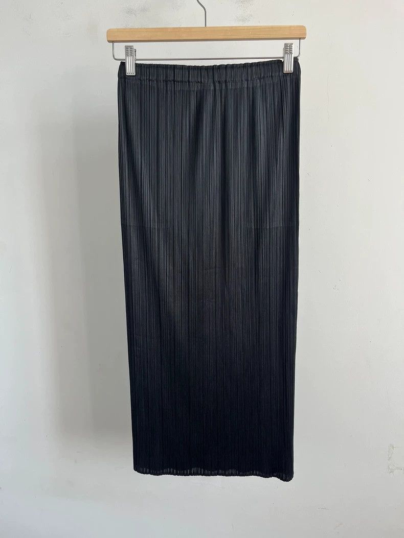Issey Miyake Issey Miyake size:3 Black pleated skirt Size 22" - 2 Thumbnail