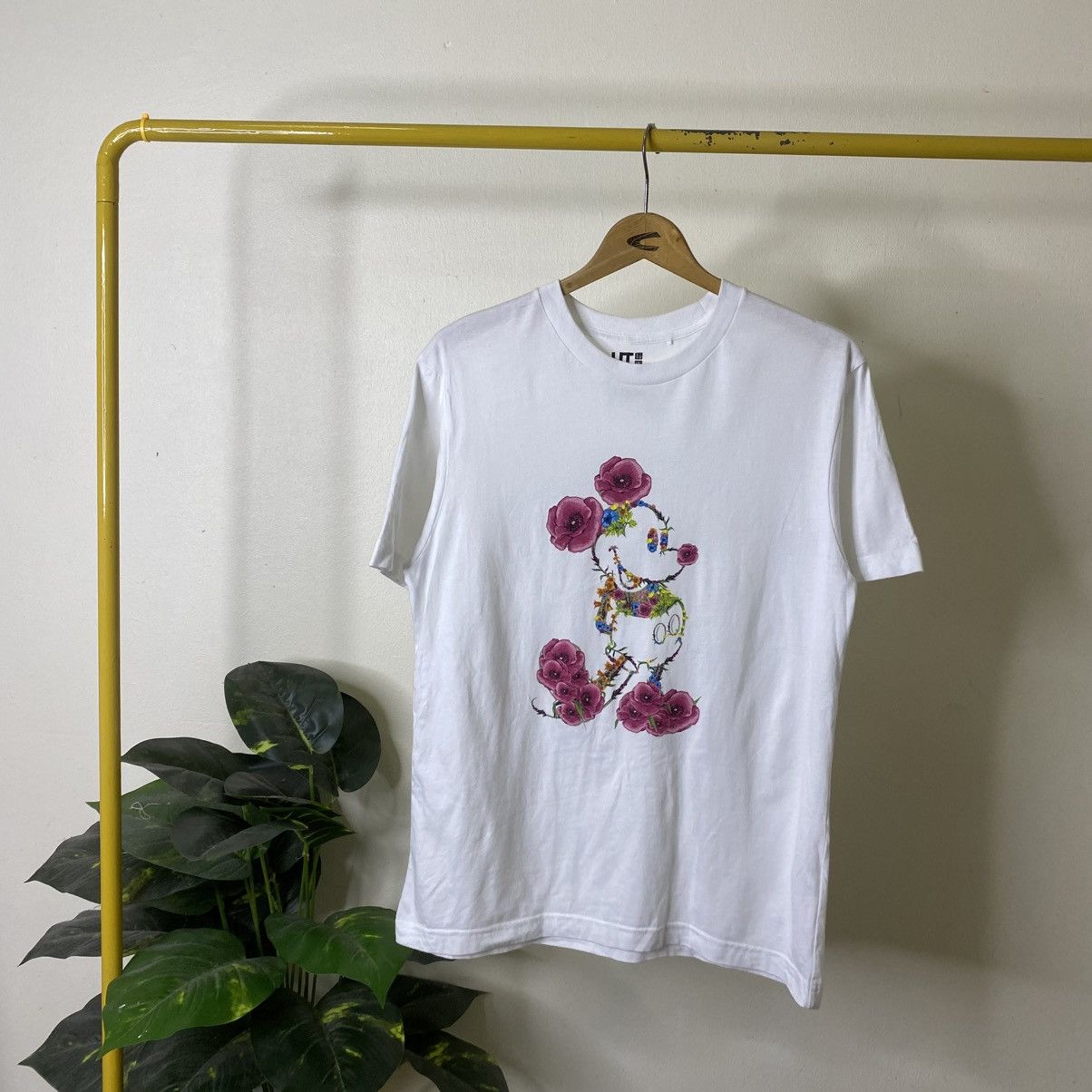 Mickey Mouse Uniqlo UT x Disney Floral Mickey Mouse Collaboration T Shirt Size US M / EU 48-50 / 2 - 1 Thumbnail