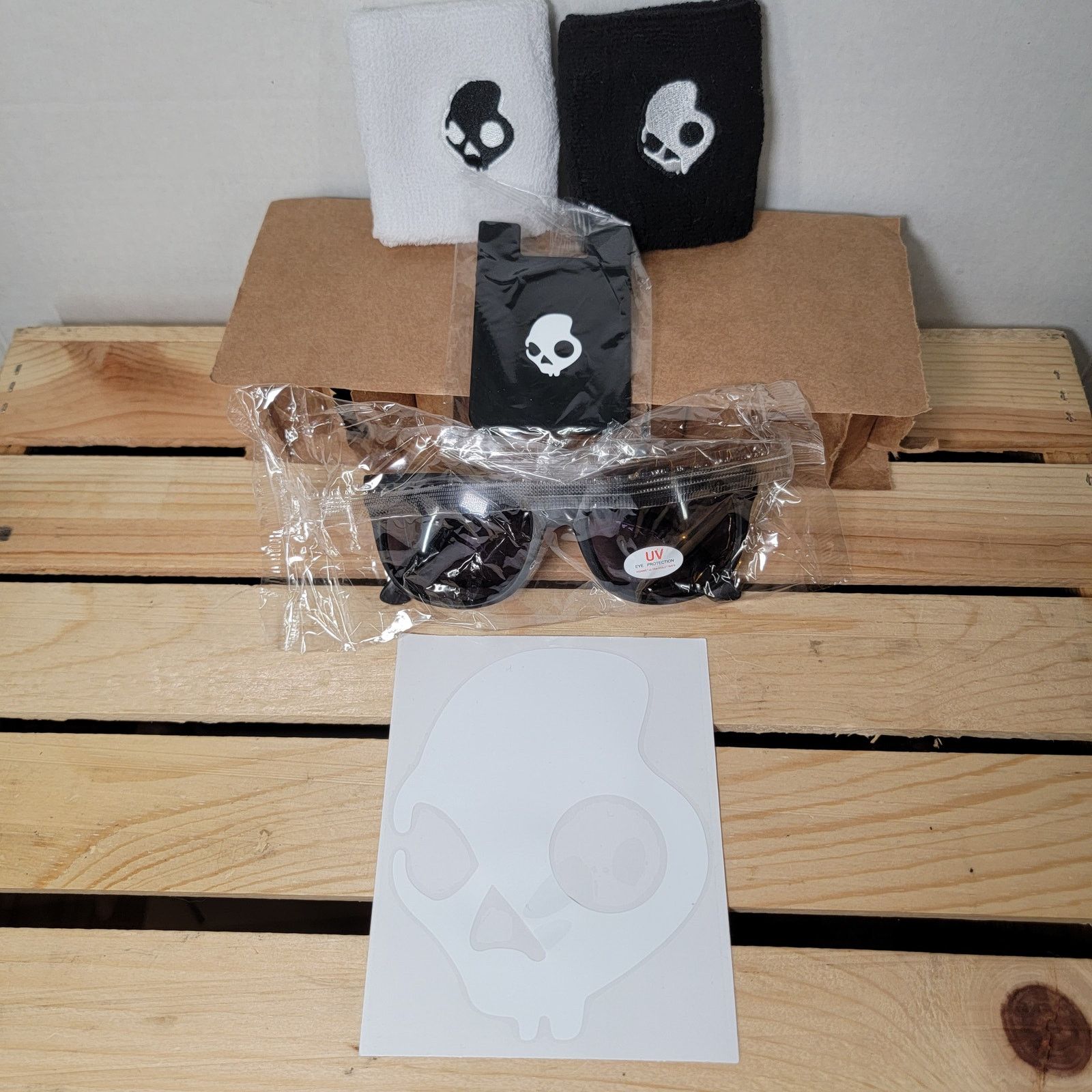 Skullcandy Skullcandy Items: Wrist Warmers, Sun Glasses. ID & Decal-NEW Size ONE SIZE - 1 Thumbnail