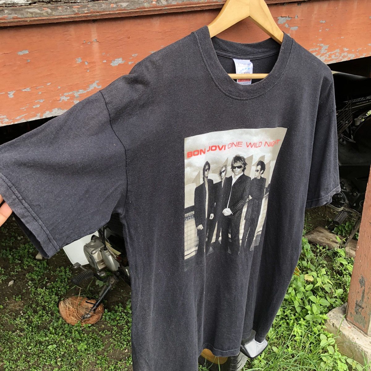 Band Tees Vintage Bon Jovi One Wild Night Tour Tshirt Size US L / EU 52-54 / 3 - 7 Thumbnail