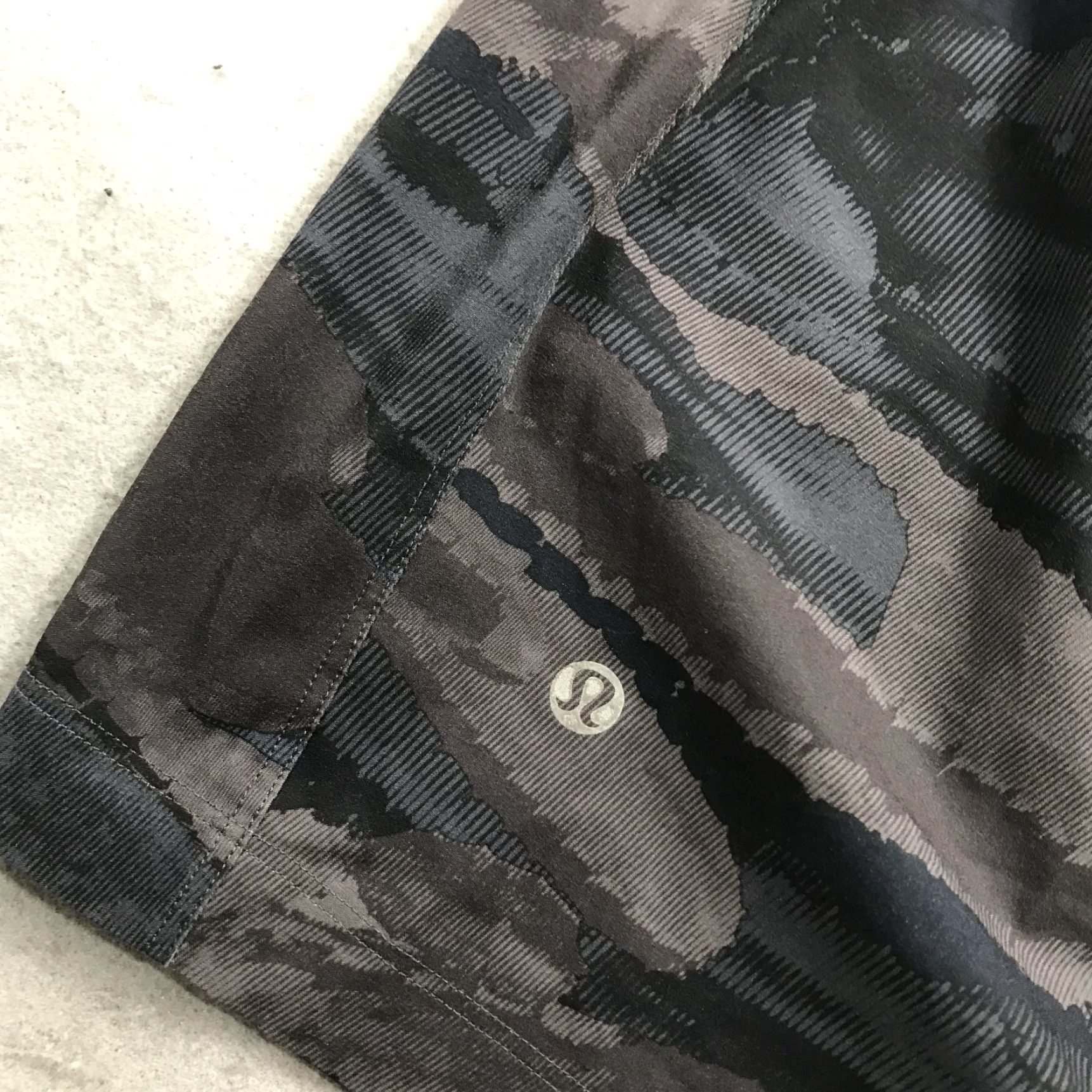 Lululemon Lululemon Shorts Mens S Gray Camouflage Elastic Waist Pockets Inseam 10 Athletic Activewear Gym Running Size US 29 - 6 Thumbnail