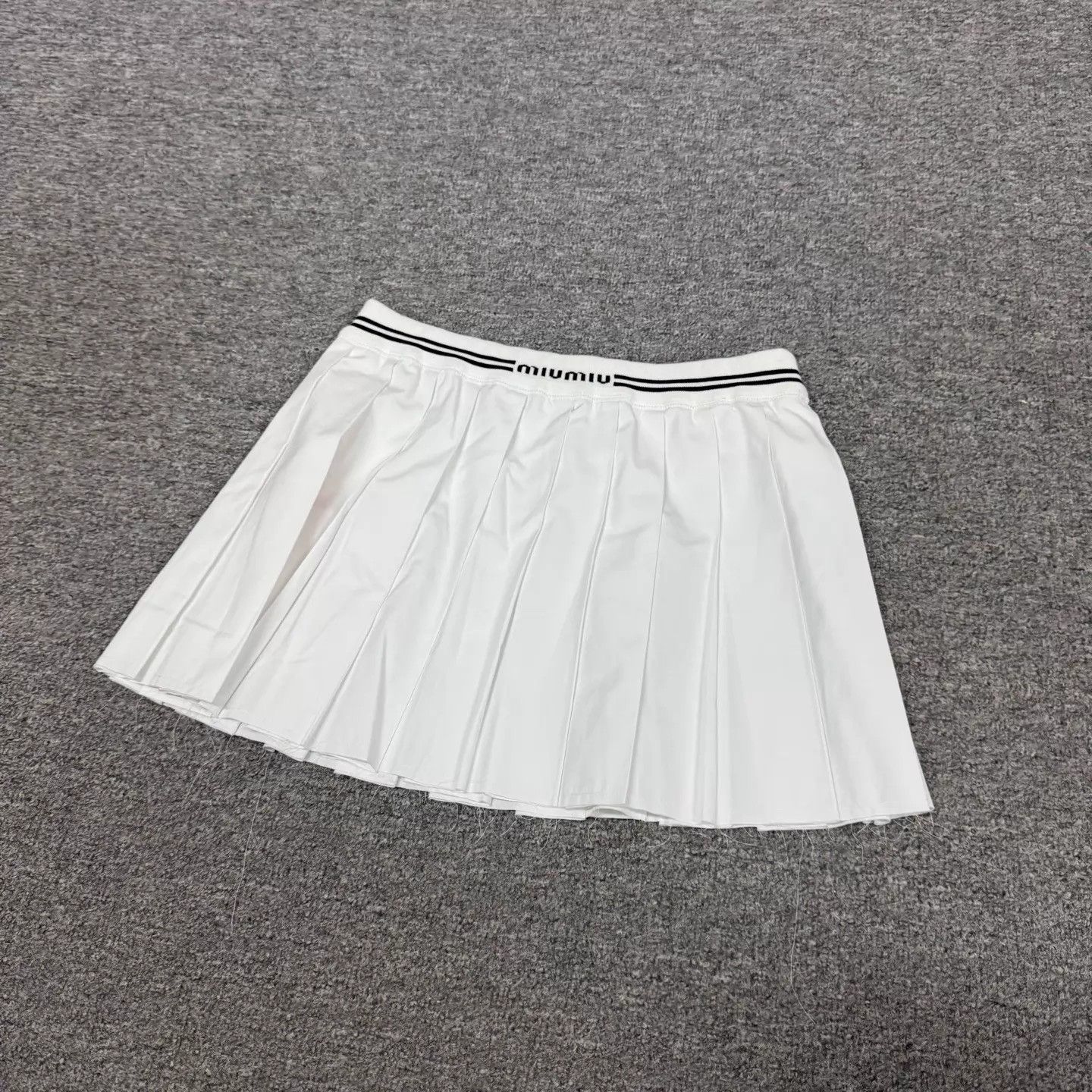 Miu Miu MIU MIU White Pleated Logo Mini Skirt Women's 36 Size 25" / US 0 / IT 36 - 3 Thumbnail