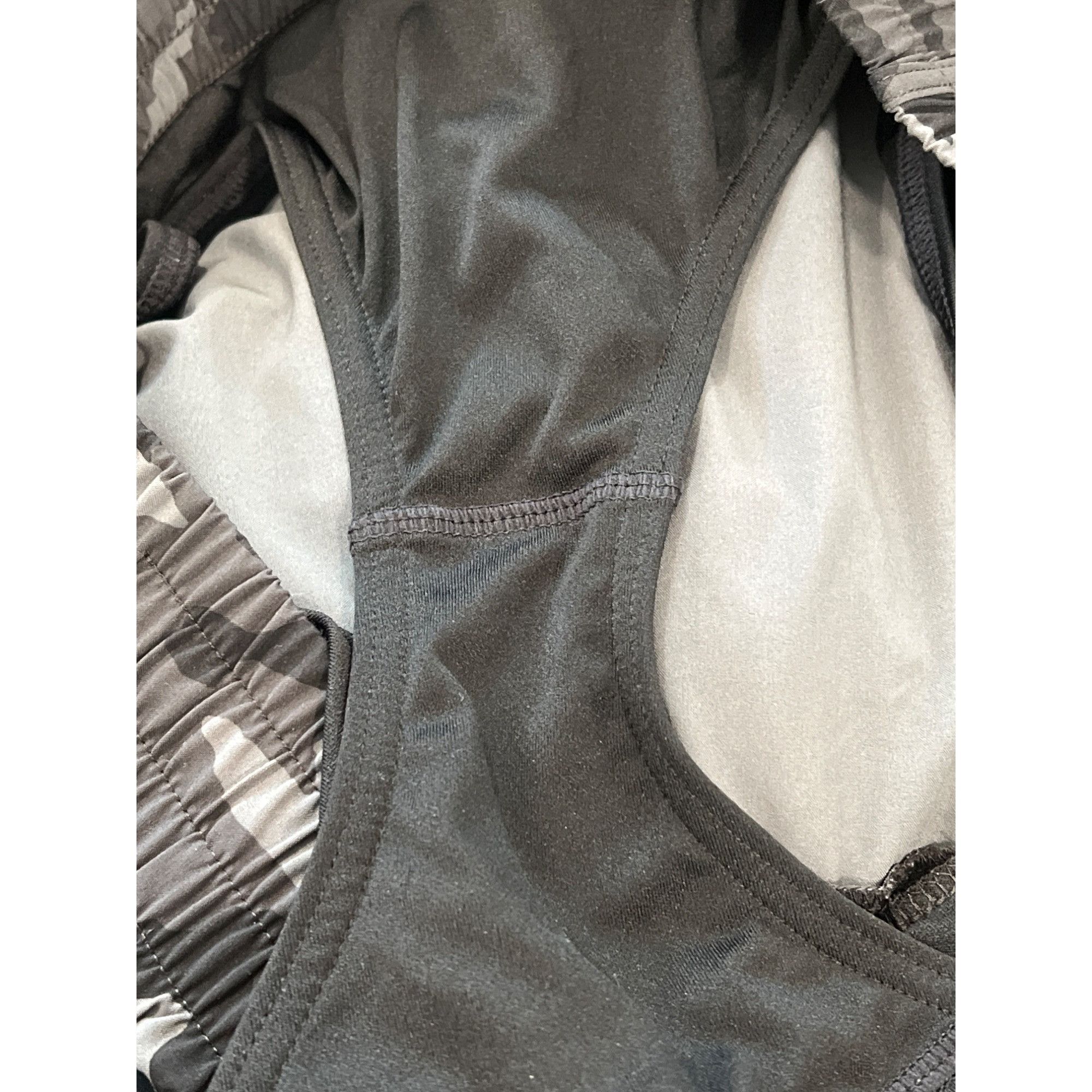 Athleta Athleta Mesh Racer Run Shorts 4" Black Camo Womens Medium Size 32" / US 10 / IT 46 - 6 Thumbnail