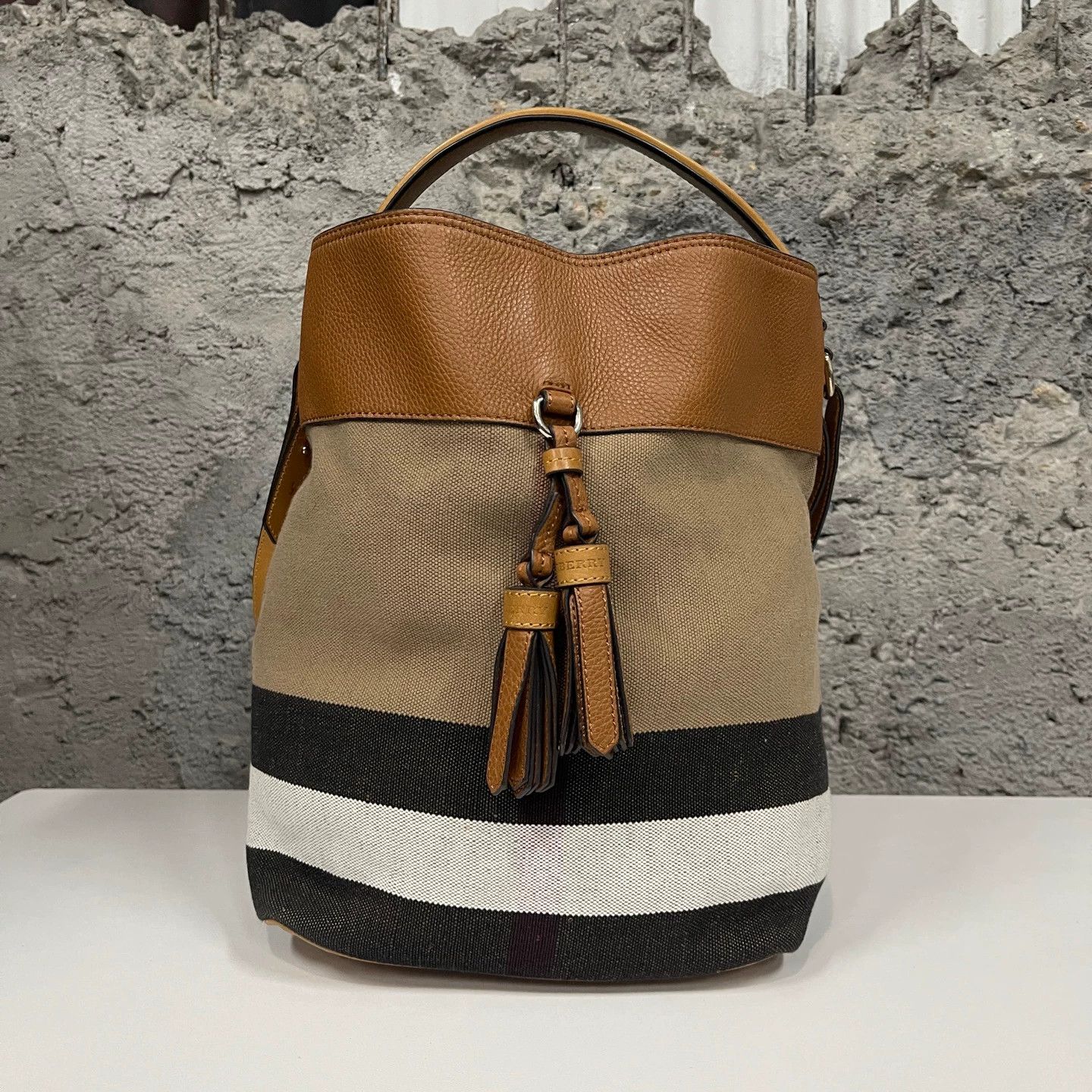 Burberry Pre-owned Burberry Bucket Bag Size ONE SIZE - 1 Thumbnail