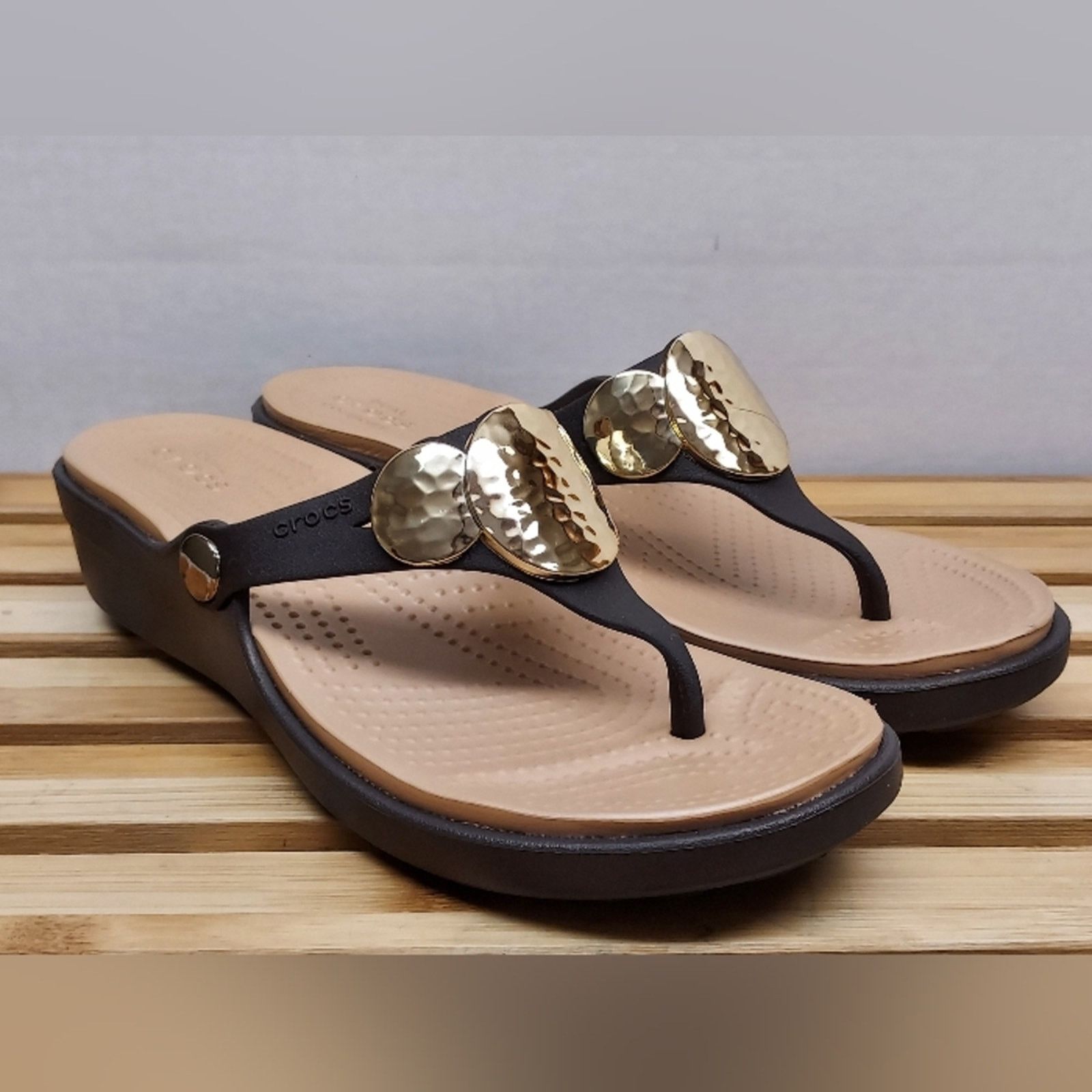 Crocs Crocs Womens Brown/Gold Sanrah Wedge Sandals Size 7 Size US 7 / IT 37 - 2 Thumbnail