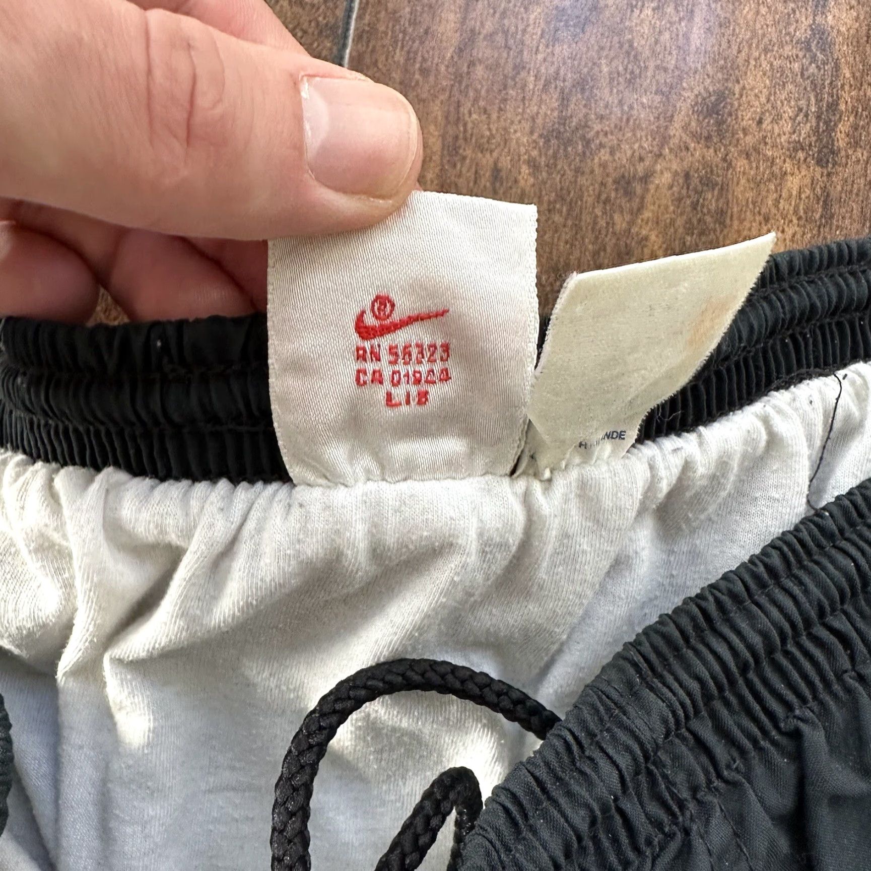 Nike VINTAGE Nike Black Shorts Pants Athletic Casual Men's Medium 90s Retro Sportswear Size US 31 - 7 Thumbnail