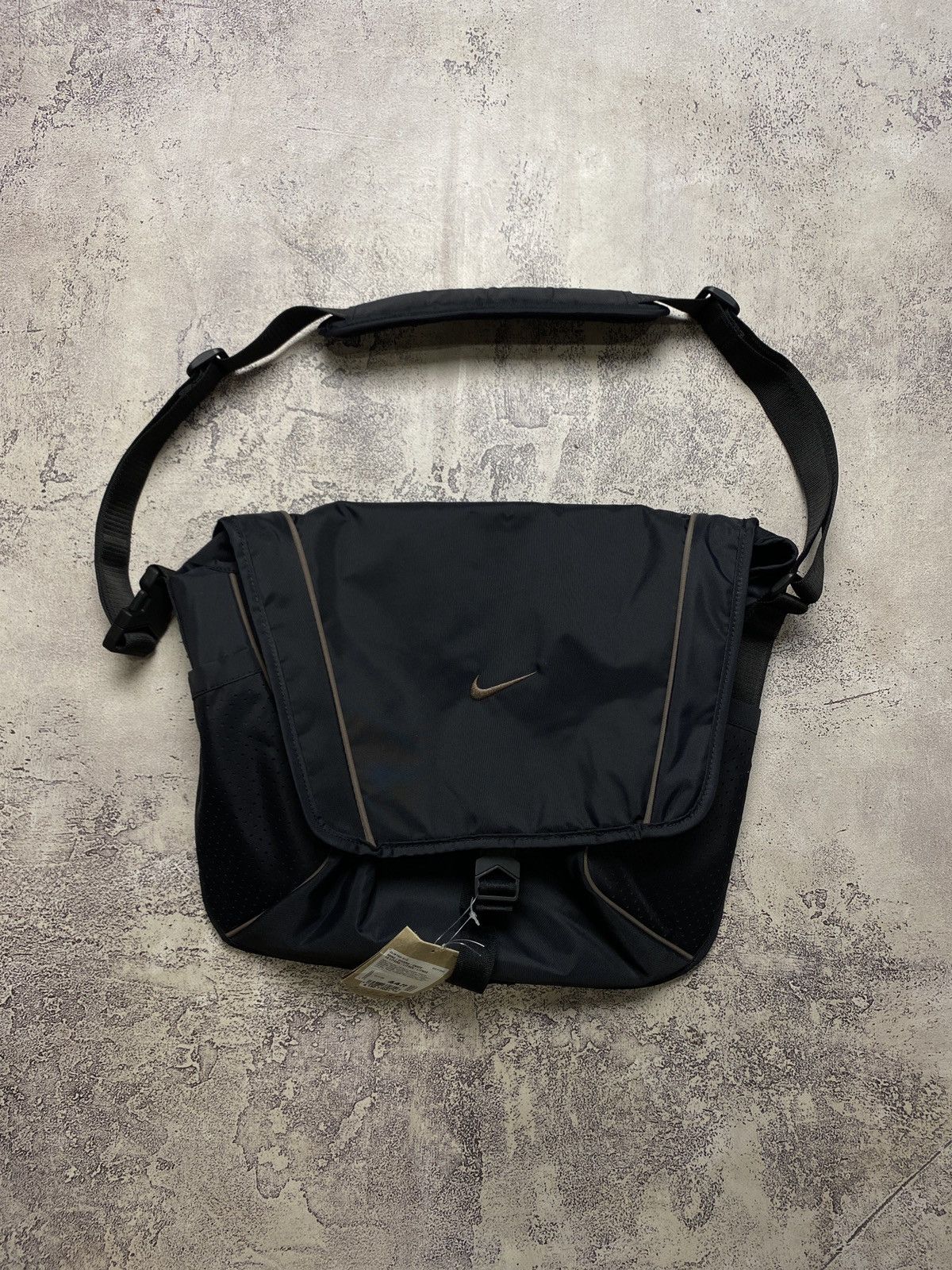 Nike Vintage Messenger Bag in Black, Men's