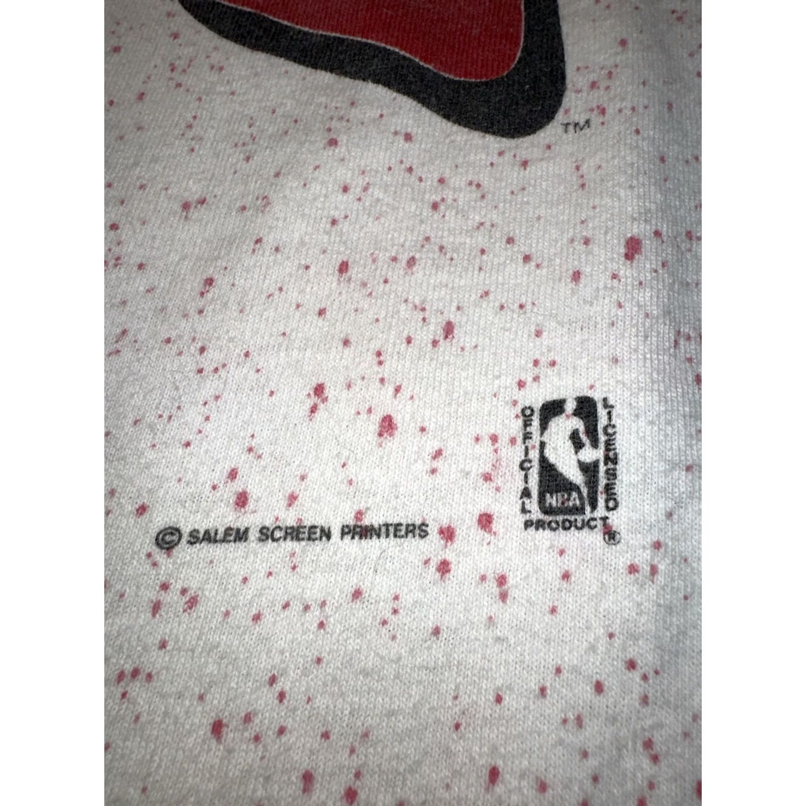 Vintage VINTAGE Chicago Bulls Salem Sportswear 1991 White Red Paint Splatter T-Shirt Men L White Bulls Shirt Mens Size US L / EU 52-54 / 3 - 3 Thumbnail