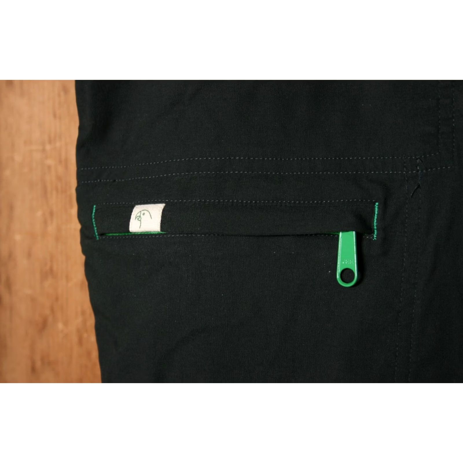 Vintage ALPINE PARROT Ponderosa Black/Green Stretch Nylon Hiking River Pants Sz. 20 Womens Cargo 94% Nylon 6% Elastane Inseam 31" Regular Size 27" / US 4 / IT 40 - 3 Thumbnail